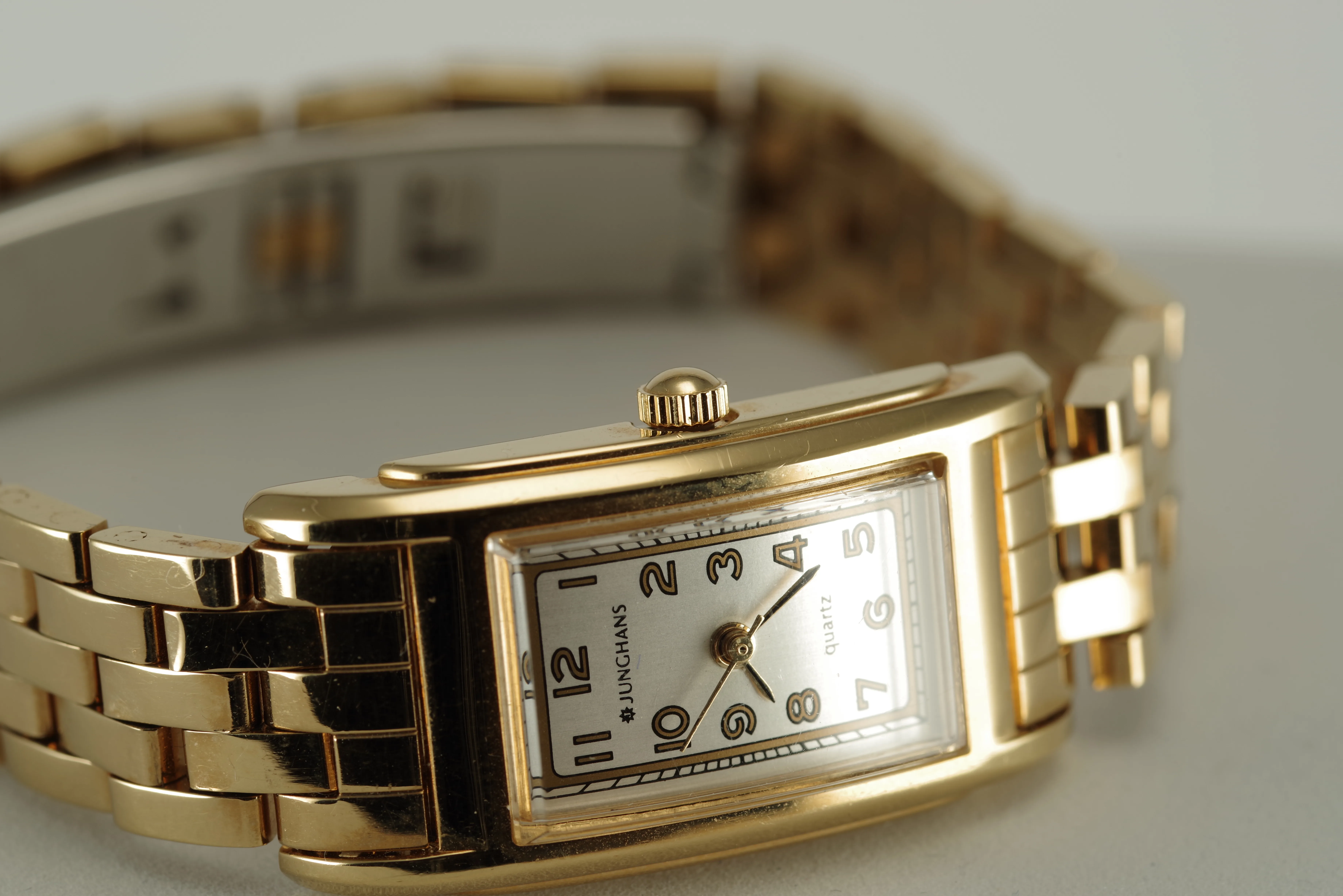 Damen Junghans Vintage Quarz Armbanduhr goldfarbenes Gehäuse mit Metallarmband