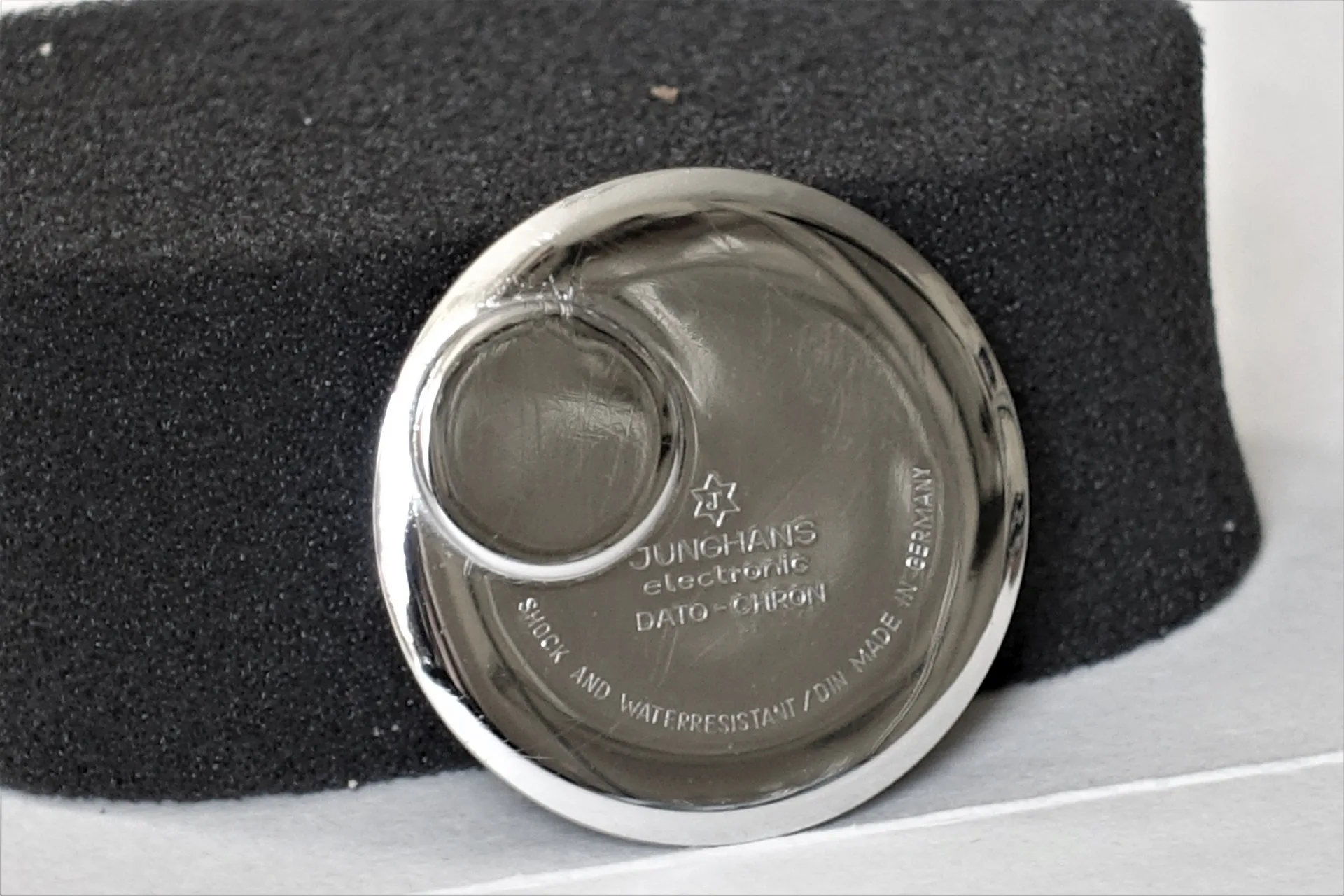 Runder silberfarbener Gehäuseboden mit Junghans-Gravur für Armbanduhren.