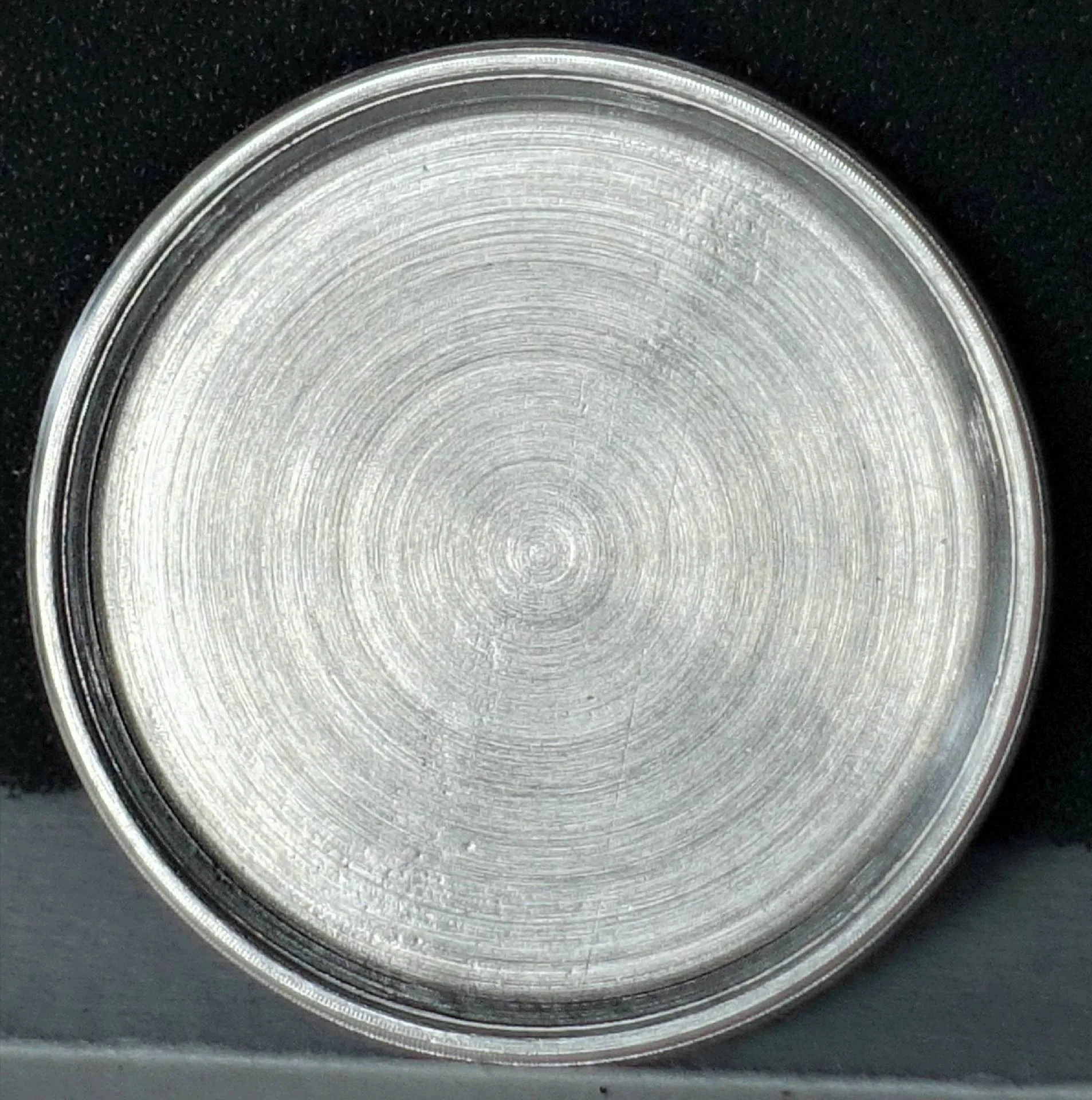 Gehäuseboden silberfarben Runder silberfarbener Gehäuseboden für Armbanduhren.