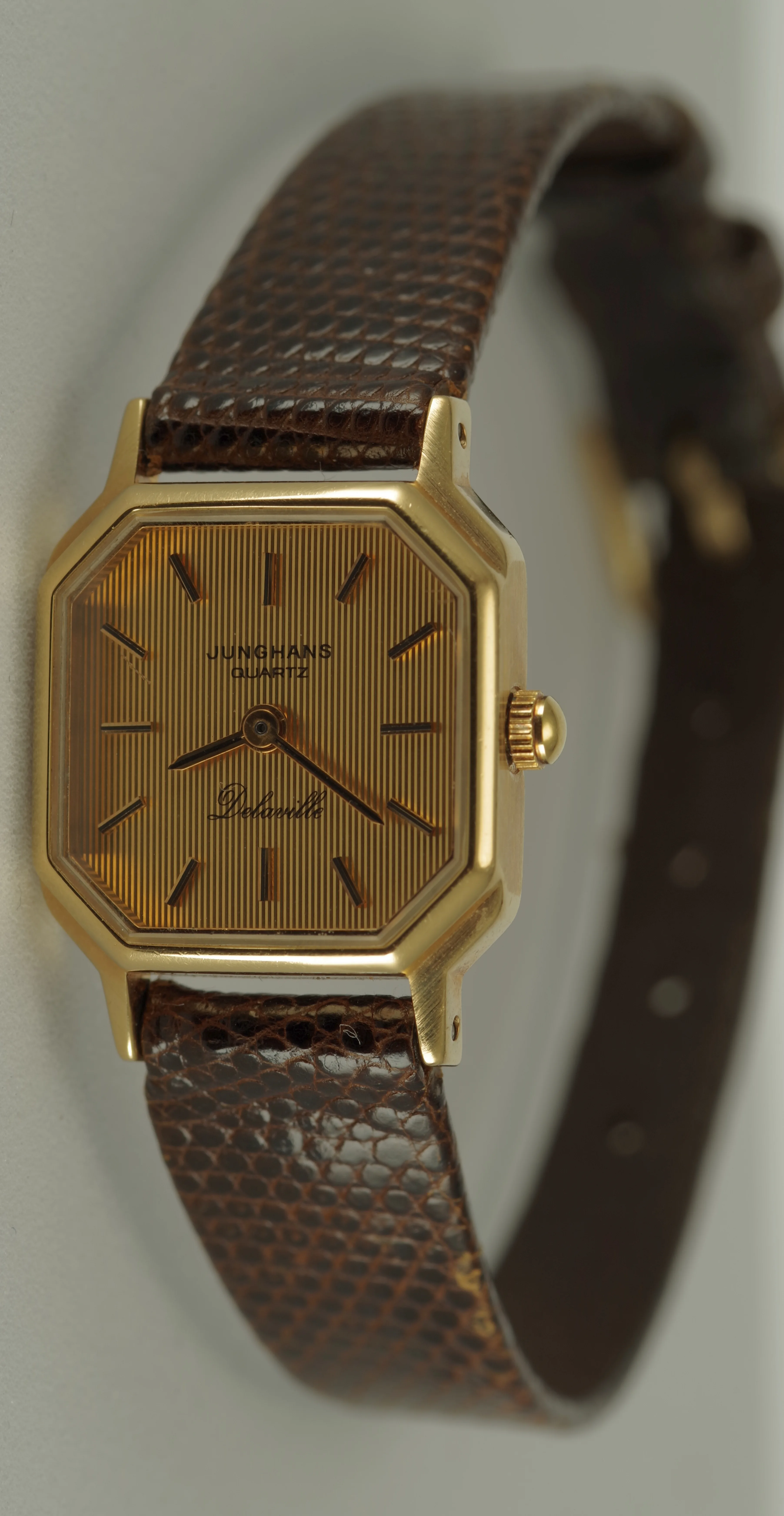 Damen Junghans Vintage Quarz Armbanduhr Delaville goldfarbenes Gehäuse braunes Armband