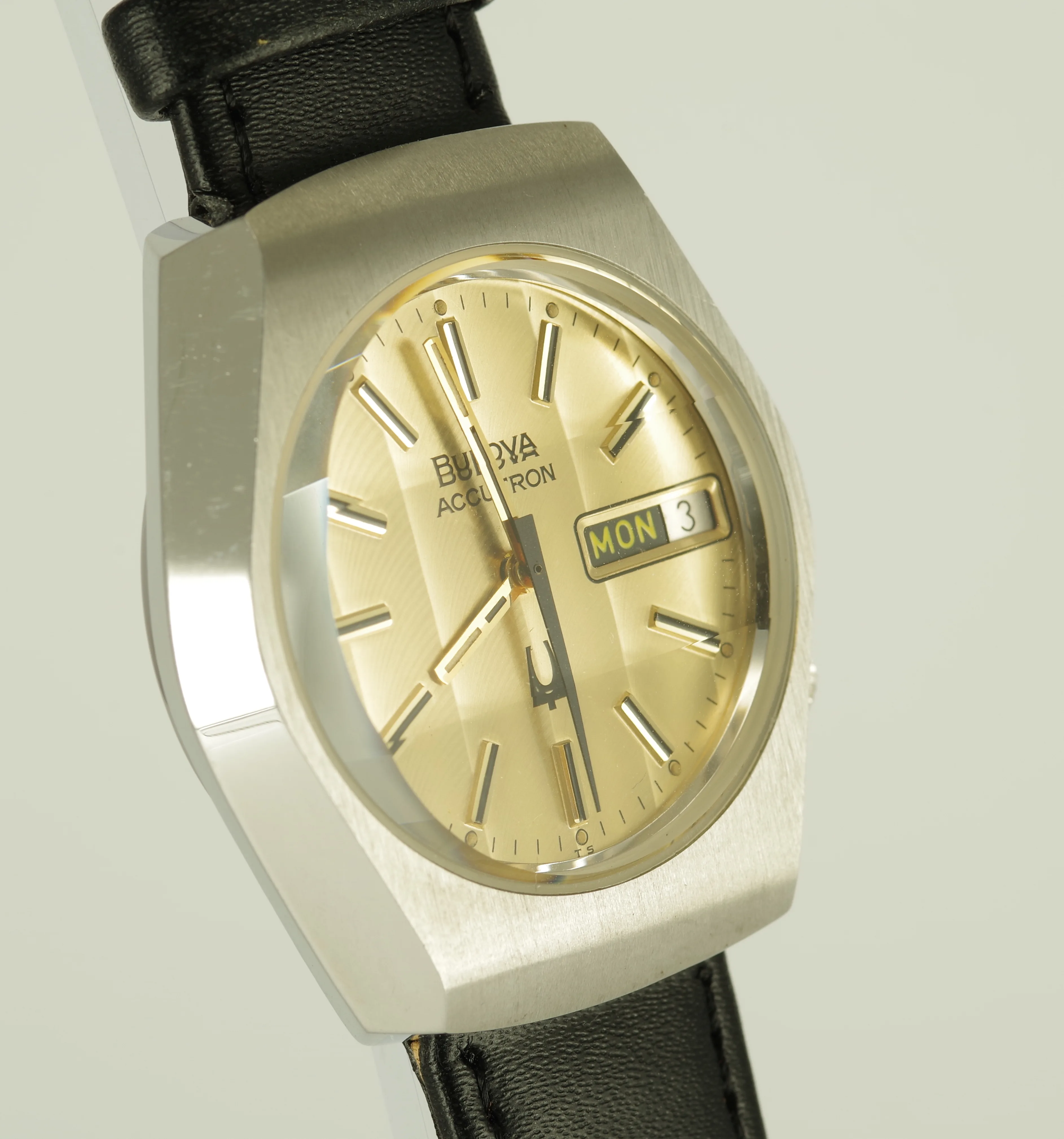 Bulova Accutron Day Date Herren Armbanduhr 1976 Facette Bulova Accutron Day Date Herren Armbanduhr 1976 Facette