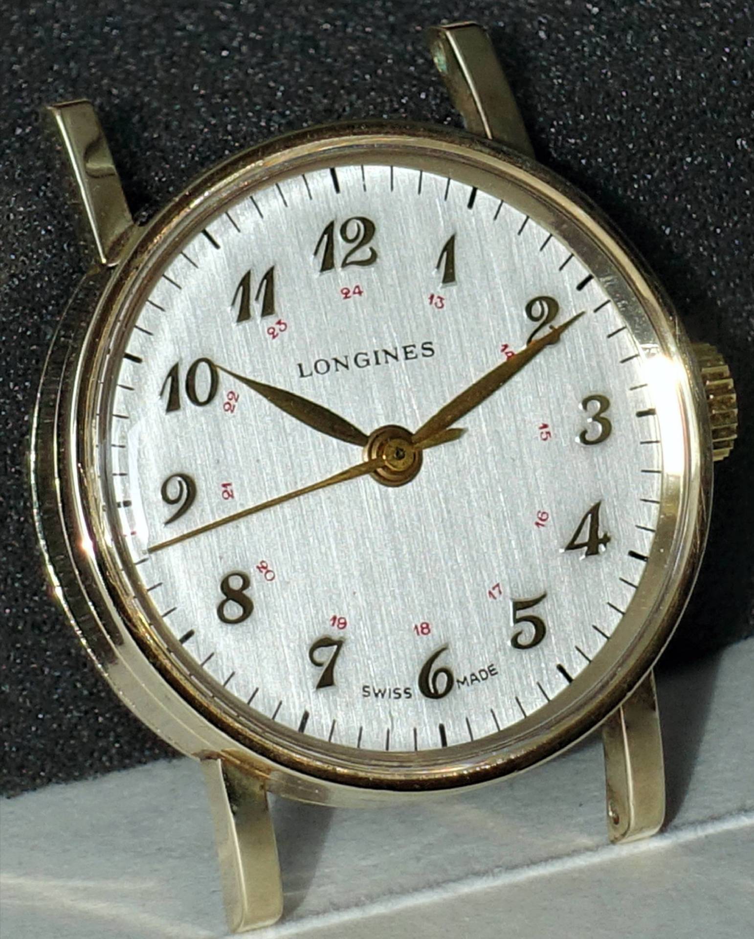 Longines Armbanduhr mit goldenem Gehäuse und silbernem Ziffernblatt