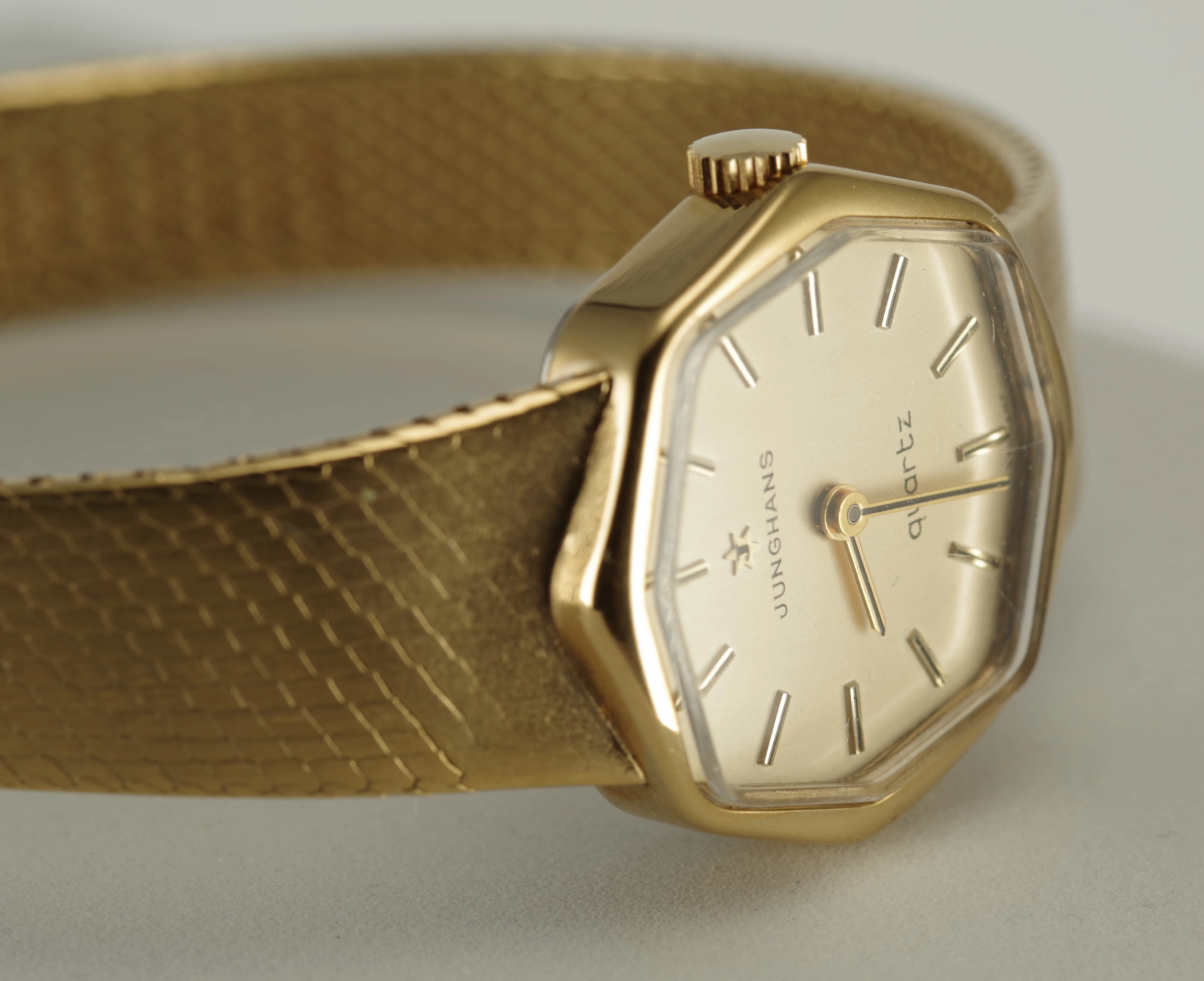 Junghans formschöne Damen Quarz-Armbanduhr goldfarbenes Gehäuse Metallarmband Junghans formschöne Damen Quarz-Armbanduhr goldfarbenes Gehäuse Metallarmband