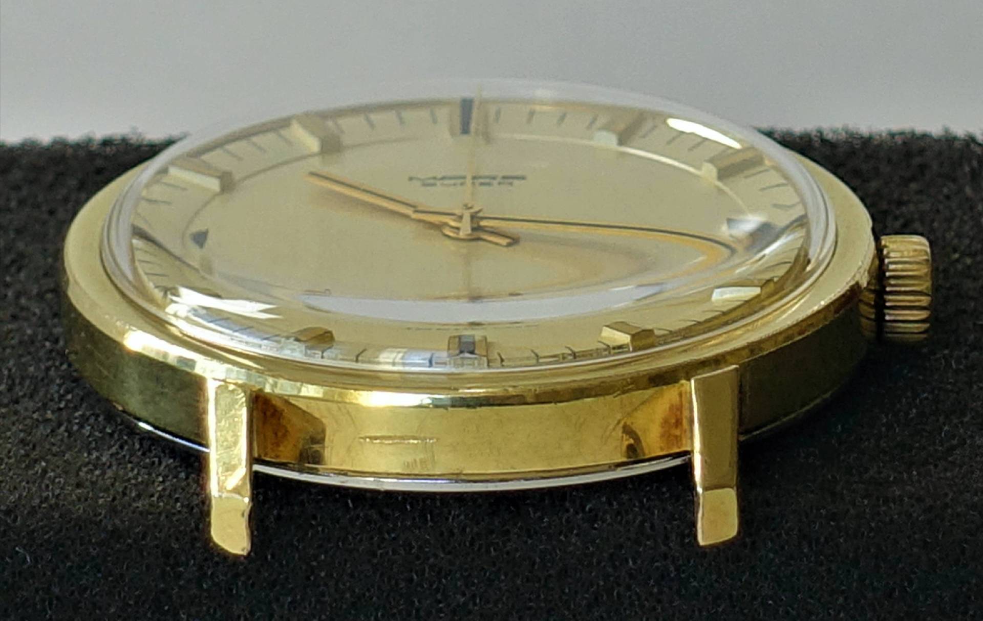 Goldfarbene Poljot Armbanduhr mit goldfarbenem Zifferblatt und Zeigern.