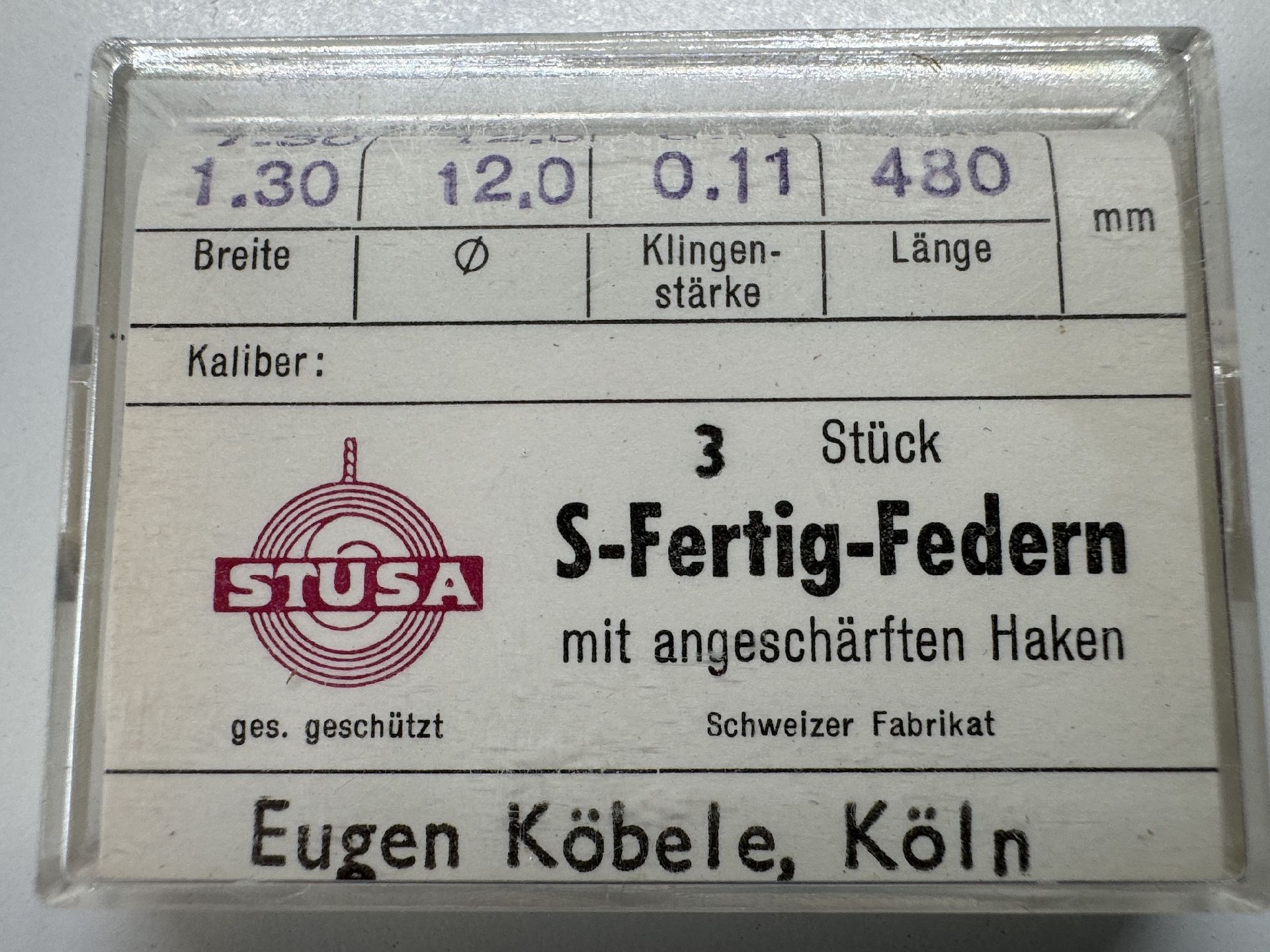 Set mit drei Uhrmacher-Federn mit angeschärften Haken in transparenter Verpackung.