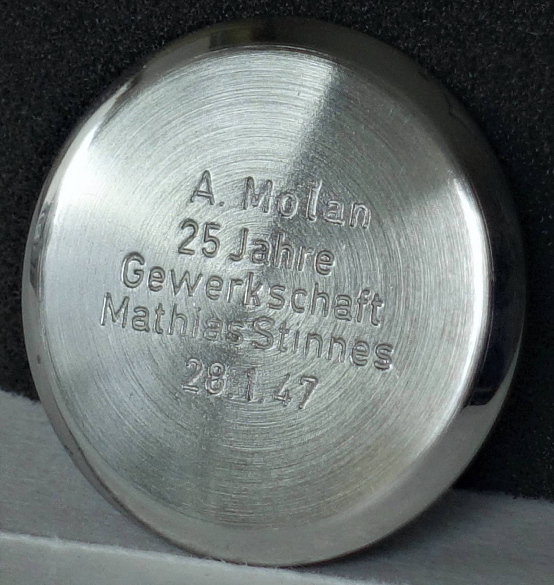 Silberfarbener Gehäuseboden mit Gravur für Armbanduhren.