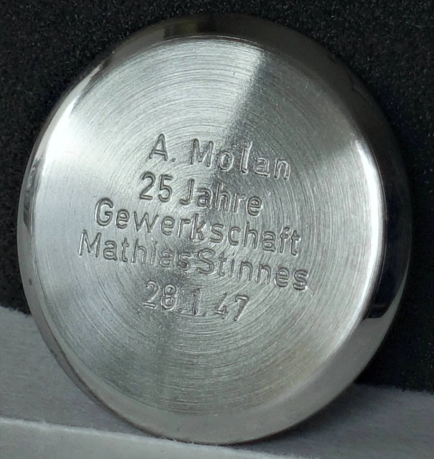 Gehäuseboden silberfarben Silberfarbener Gehäuseboden mit Gravur für Armbanduhren.
