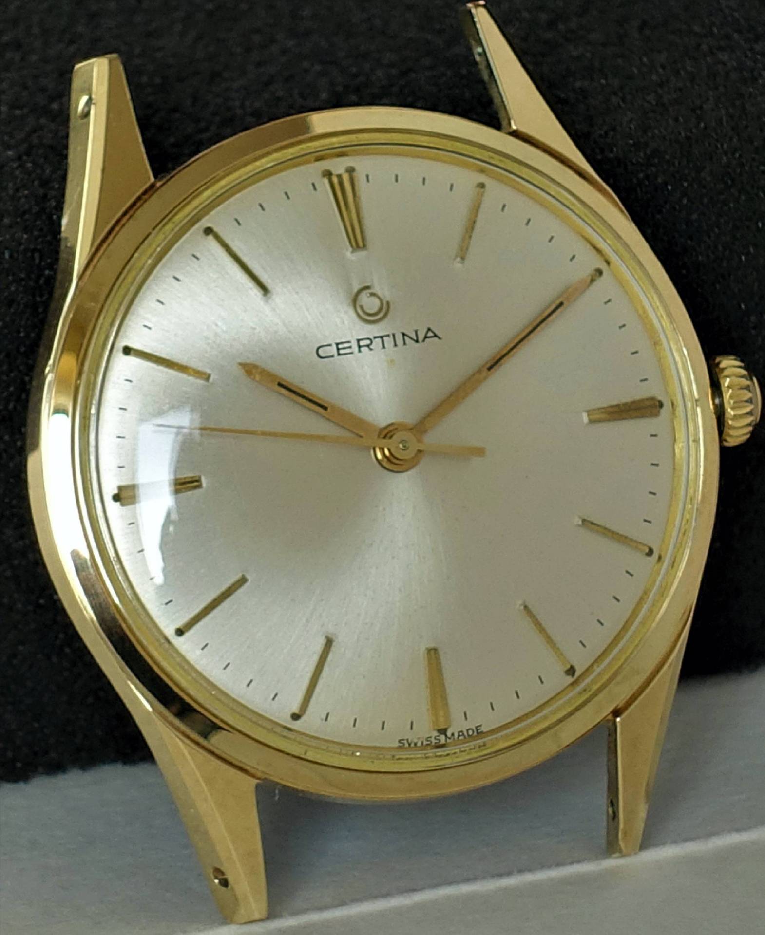 Goldfarbene Certina Armbanduhr mit silberfarbenem Zifferblatt und goldfarbenen Zeigern.