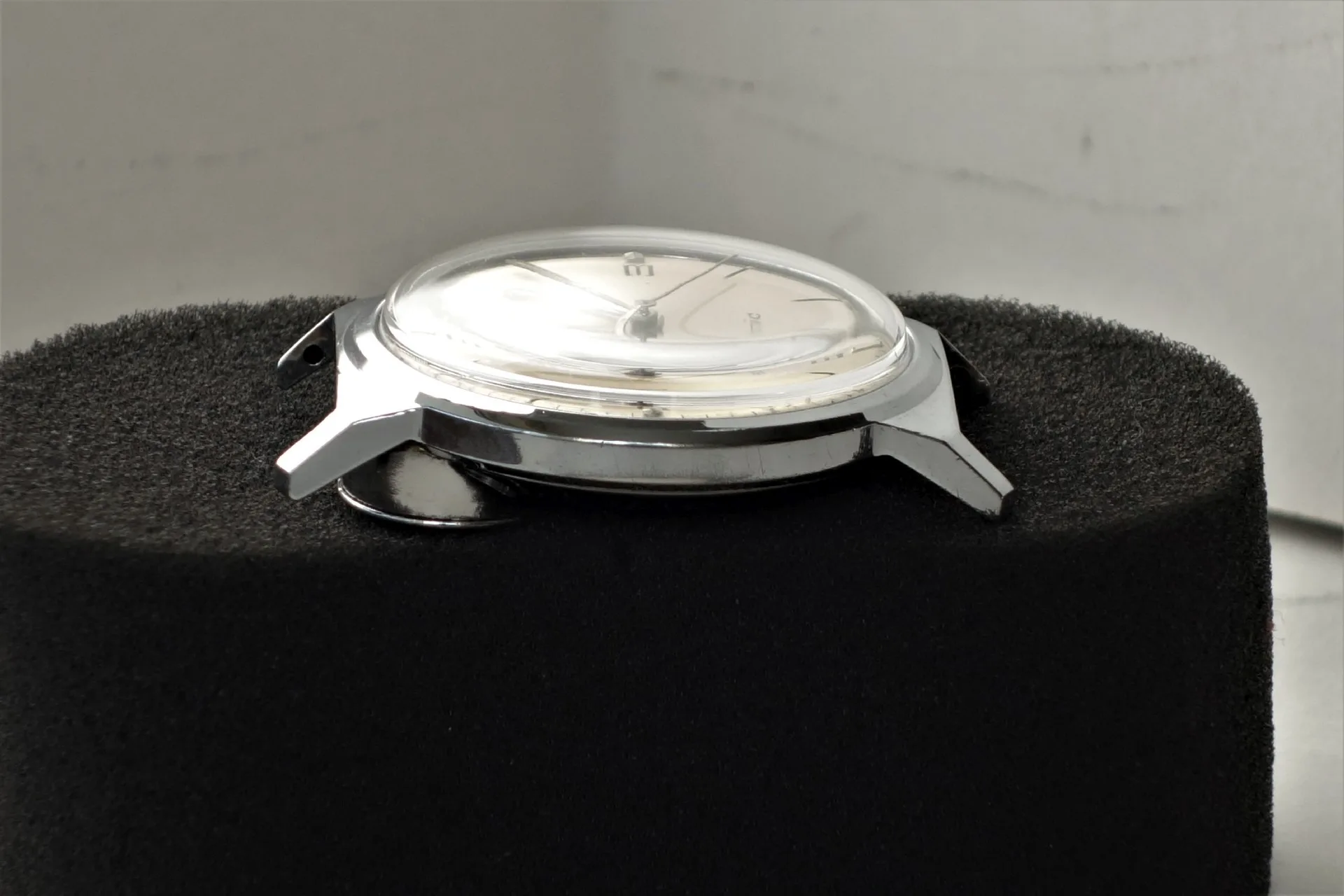 Uhrgehäuse mit Uhrglas Rundes Metall-Uhrgehäuse mit gewölbtem Uhrglas und sichtbarem Zifferblatt ohne Armband.