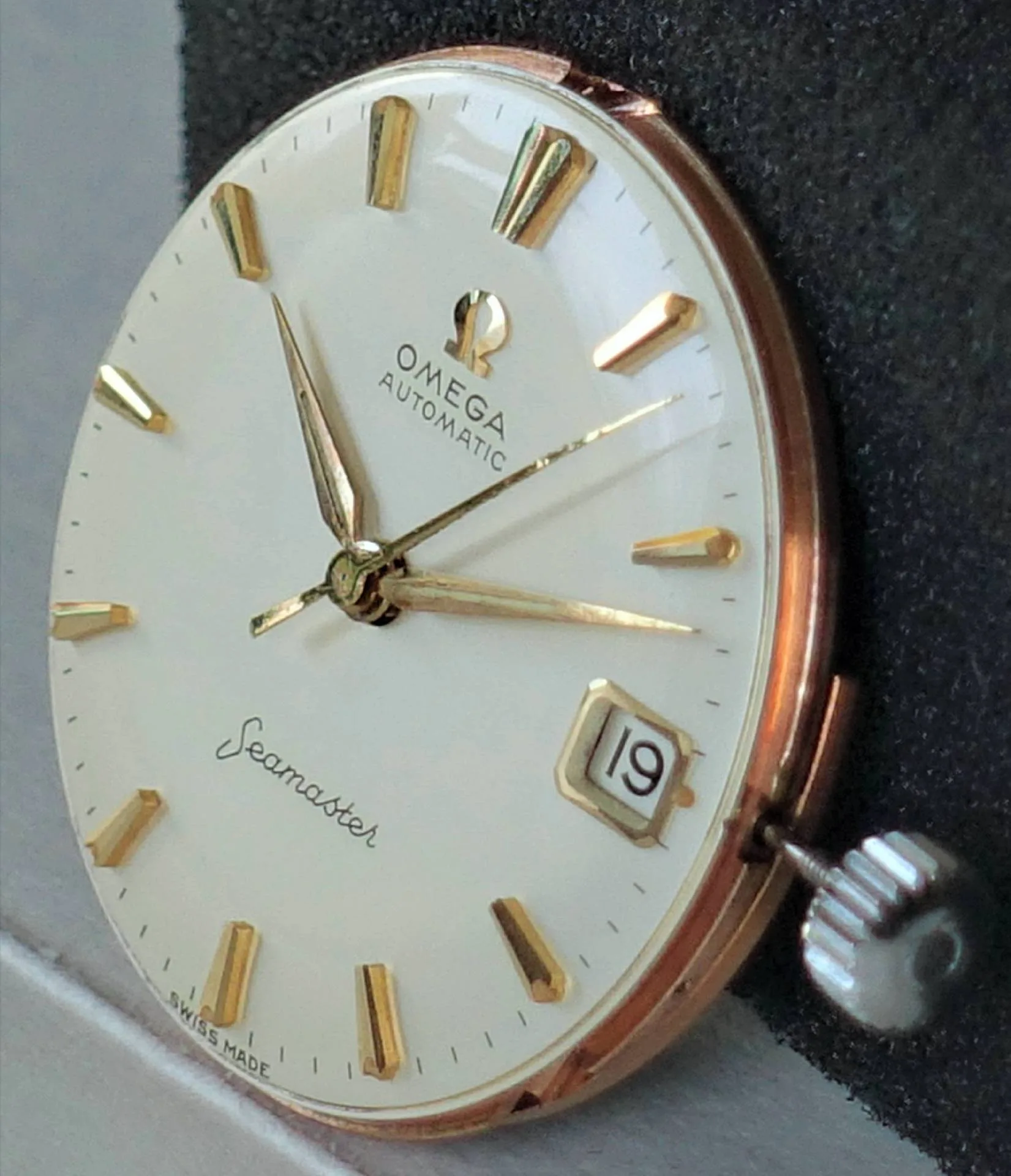 Omega Seamaster Uhrwerk Weißes Omega Seamaster Uhrwerk mit goldfarbenen Zeigern und Indizes sowie Datumsanzeige.