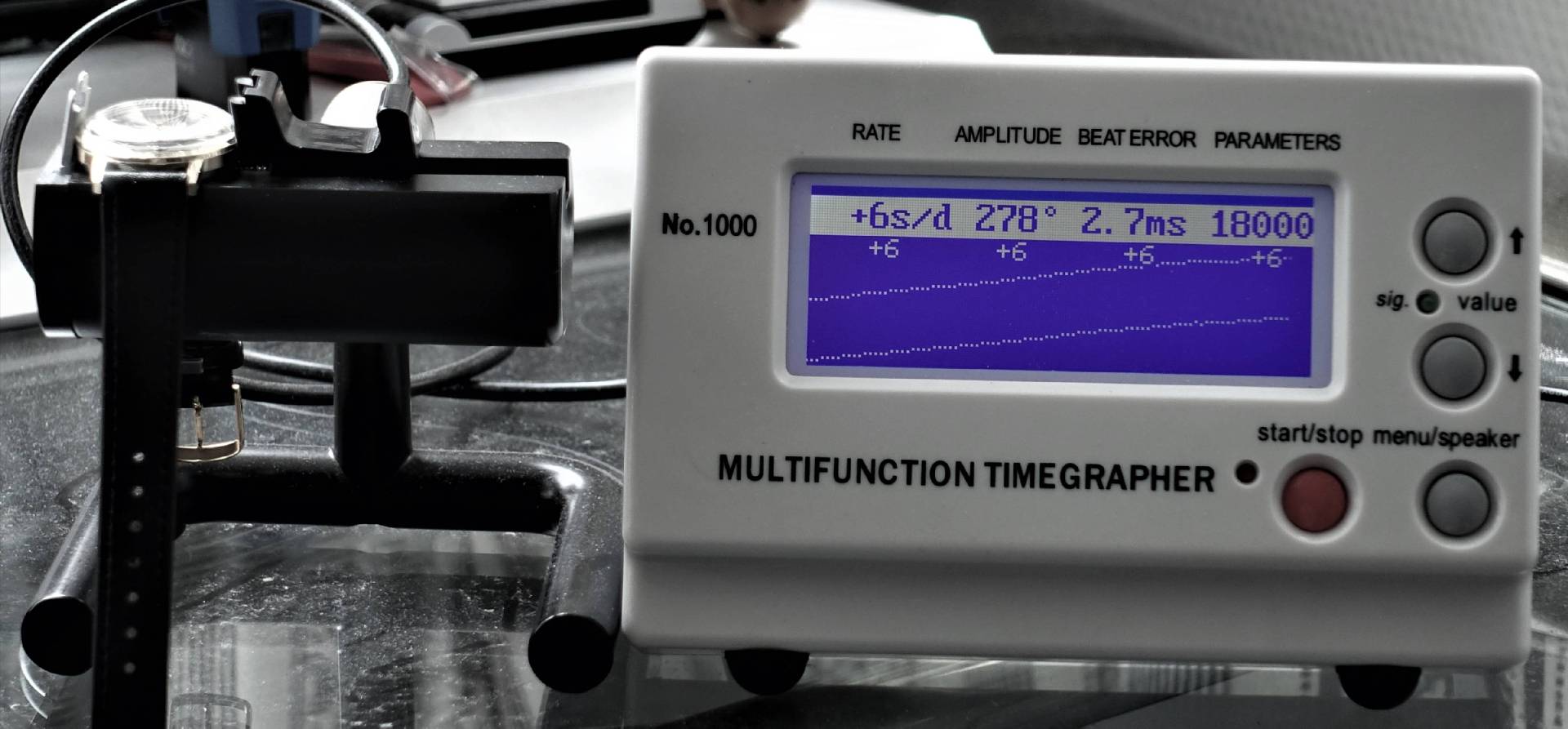 Weißes elektronisches Zeitwaagen Messgerät mit digitaler Anzeige zur Überprüfung mechanischer Uhren.