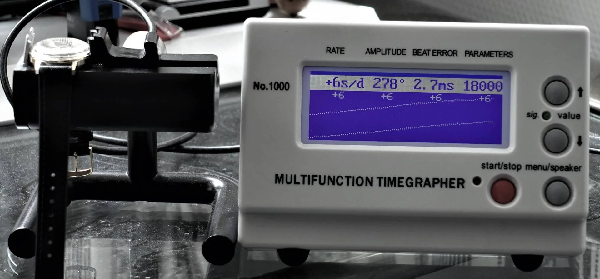 Weißes elektronisches Zeitwaagen Messgerät mit digitaler Anzeige zur Überprüfung mechanischer Uhren.
