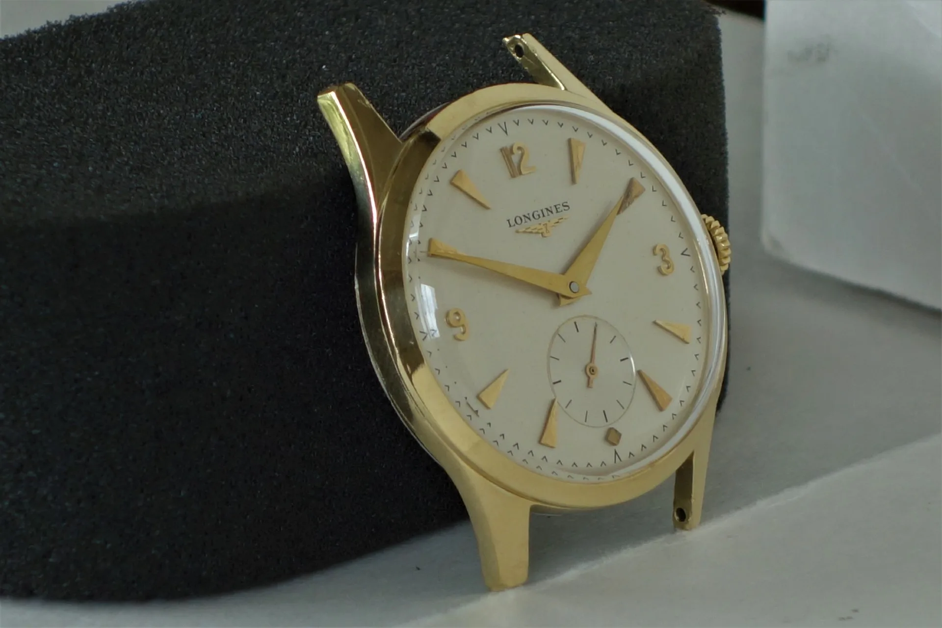 Armbanduhr Gehäuse goldfarben Rundes Gehäuse einer Armbanduhr in goldfarbener Optik mit hellem Zifferblatt und goldfarbenen Zeigern.