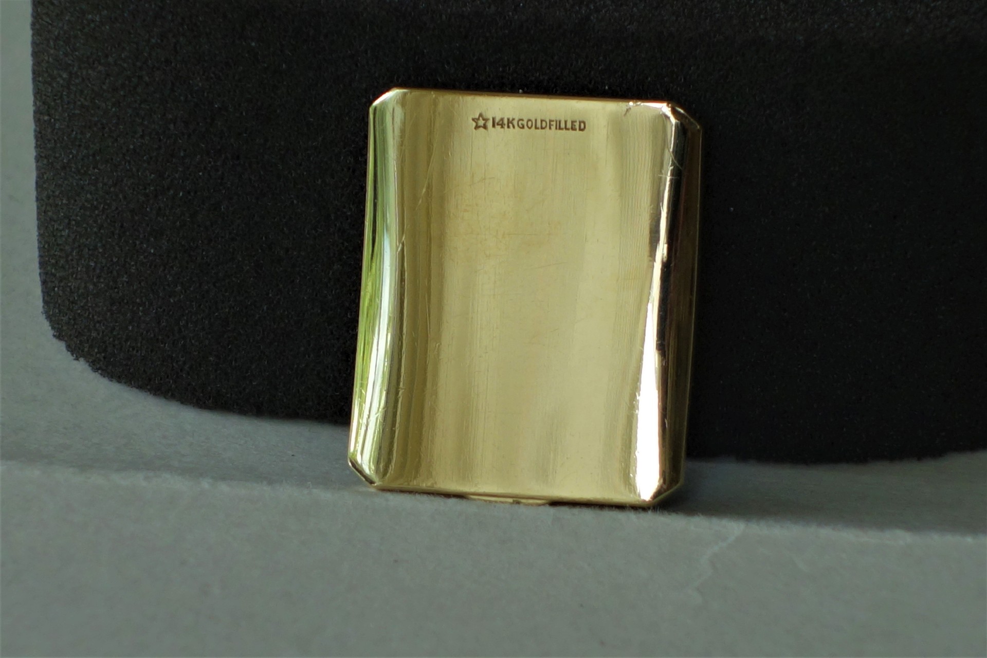 Rechteckiger goldfarbener Gehäuseboden für Armbanduhren mit Gravur "14K Goldfilled".