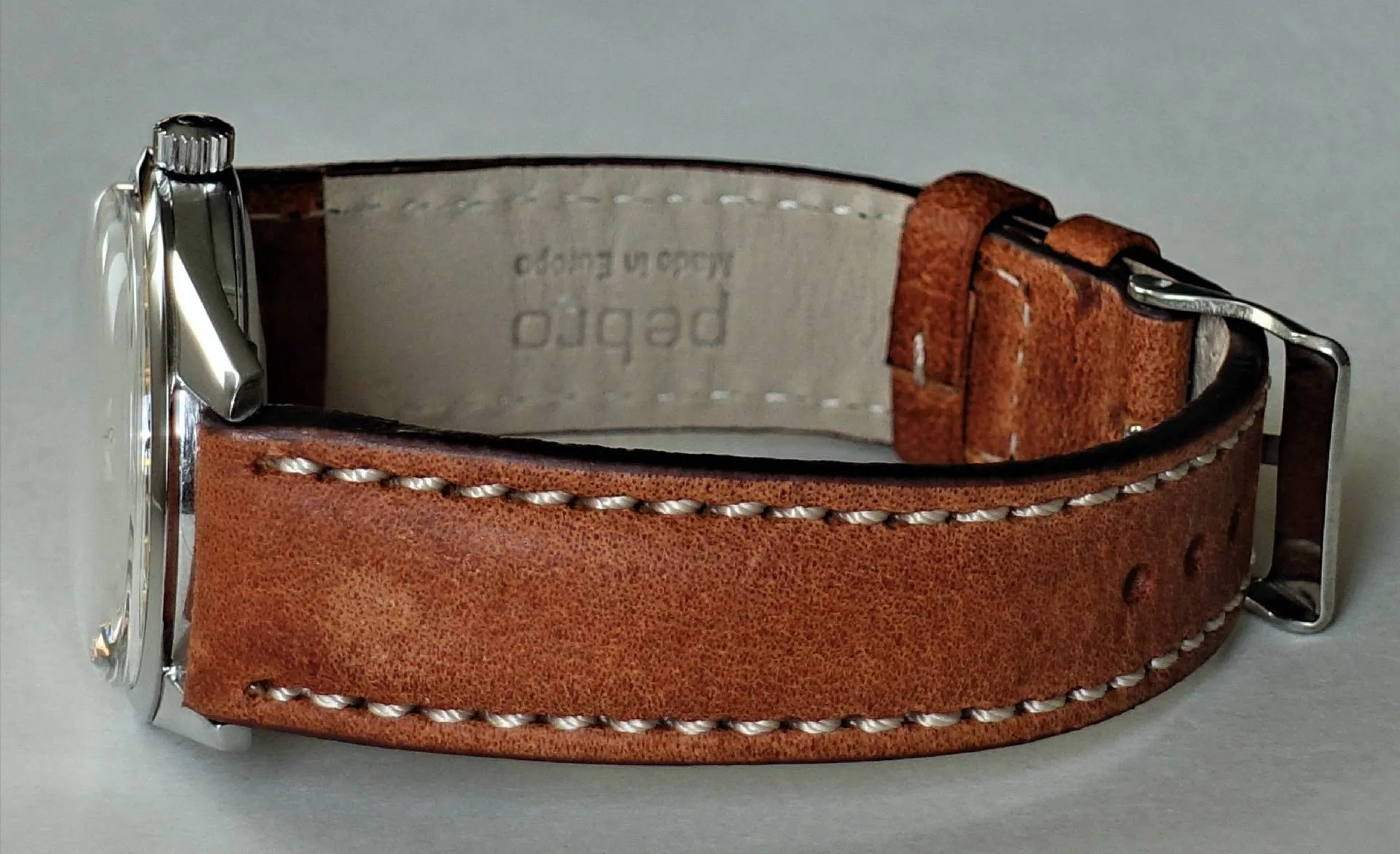 Armbanduhr braunes Lederarmband Armbanduhr mit braunem Lederarmband und silberner Schließe.