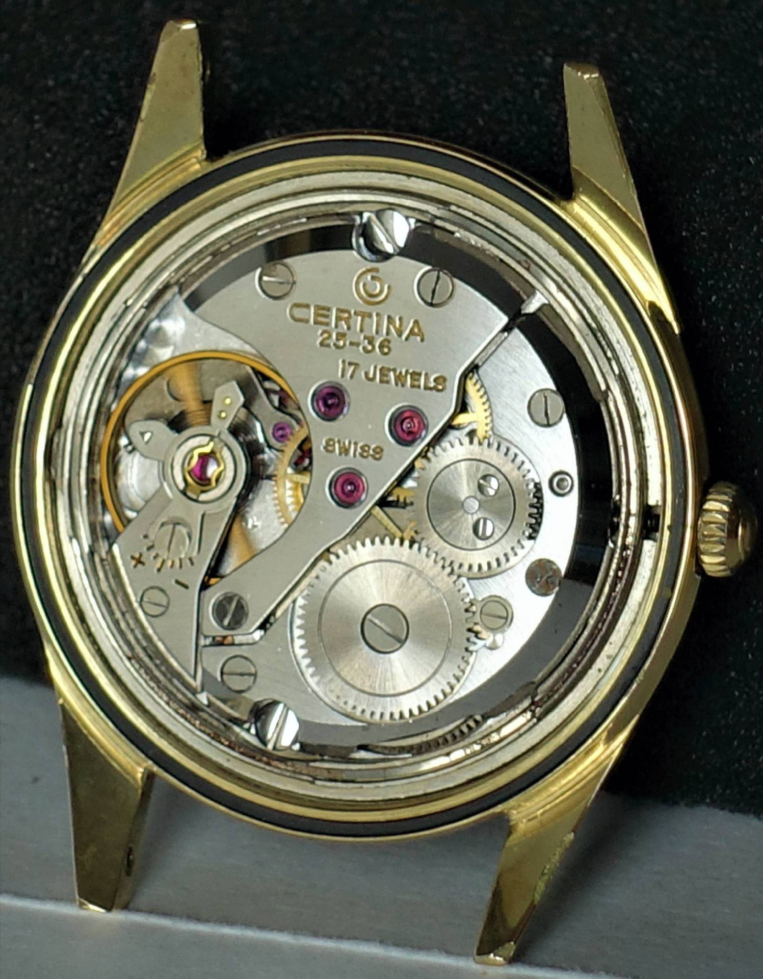 Mechanisches Uhrwerk Certina 25-36 mit sichtbaren Zahnrädern und goldfarbenem Gehäuse.