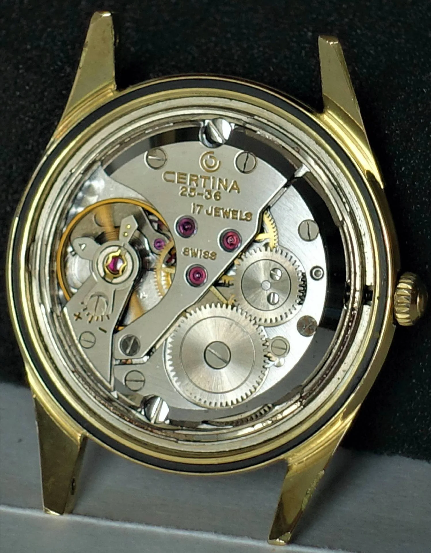 Certina Uhrwerk 25-36 Mechanisches Uhrwerk Certina 25-36 mit sichtbaren Zahnrädern und goldfarbenem Gehäuse.
