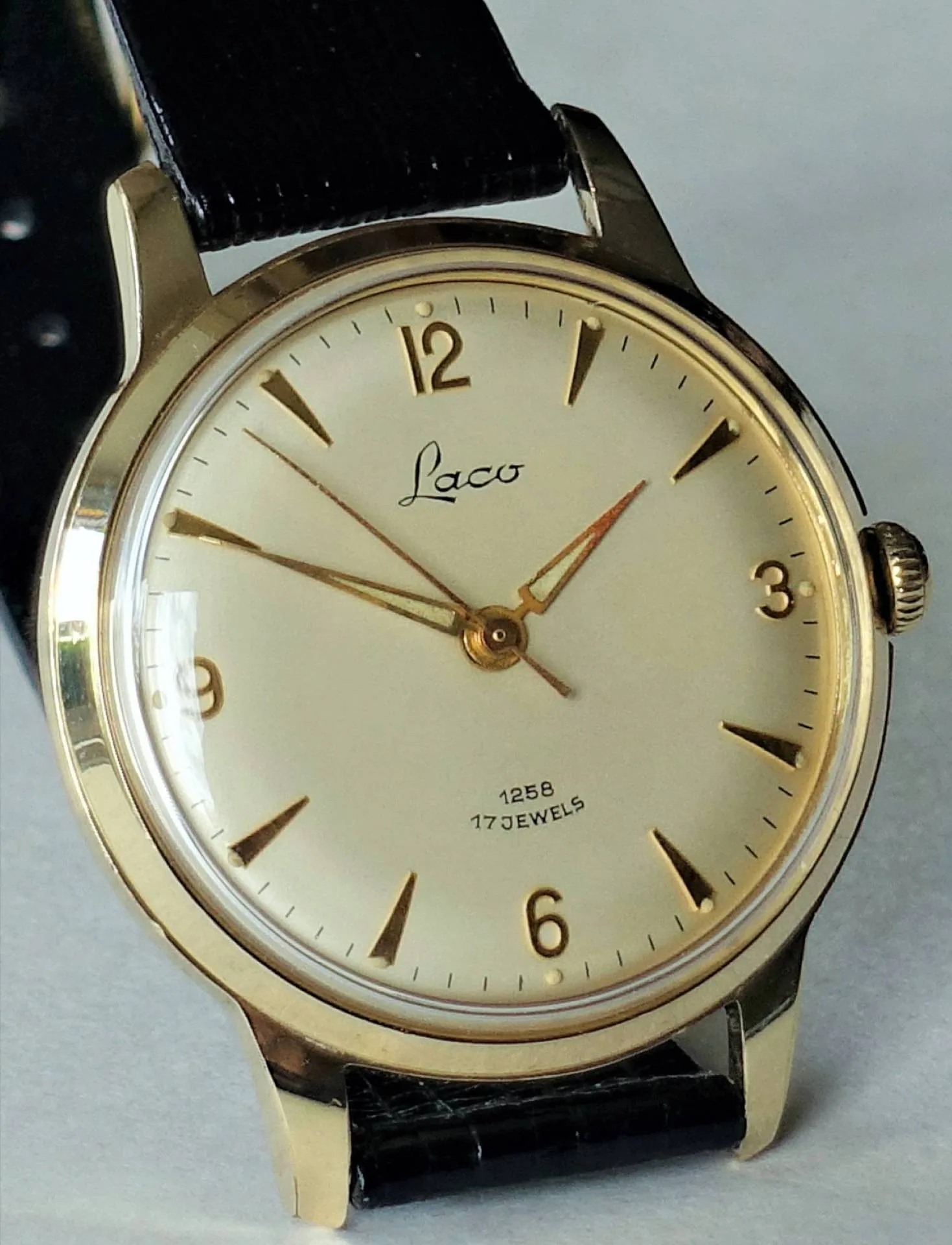 Laco Armbanduhr goldfarben Goldfarbene Armbanduhr mit hellem Zifferblatt und schwarzem Armband.