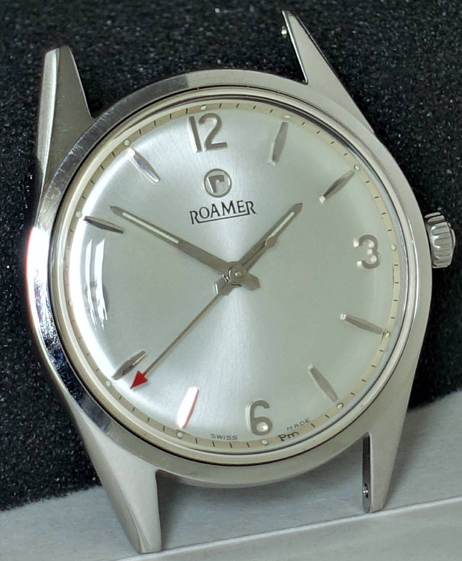 Silberfarbene Armbanduhr mit hellem Zifferblatt und roten Sekundenzeiger, Marke Roamer.
