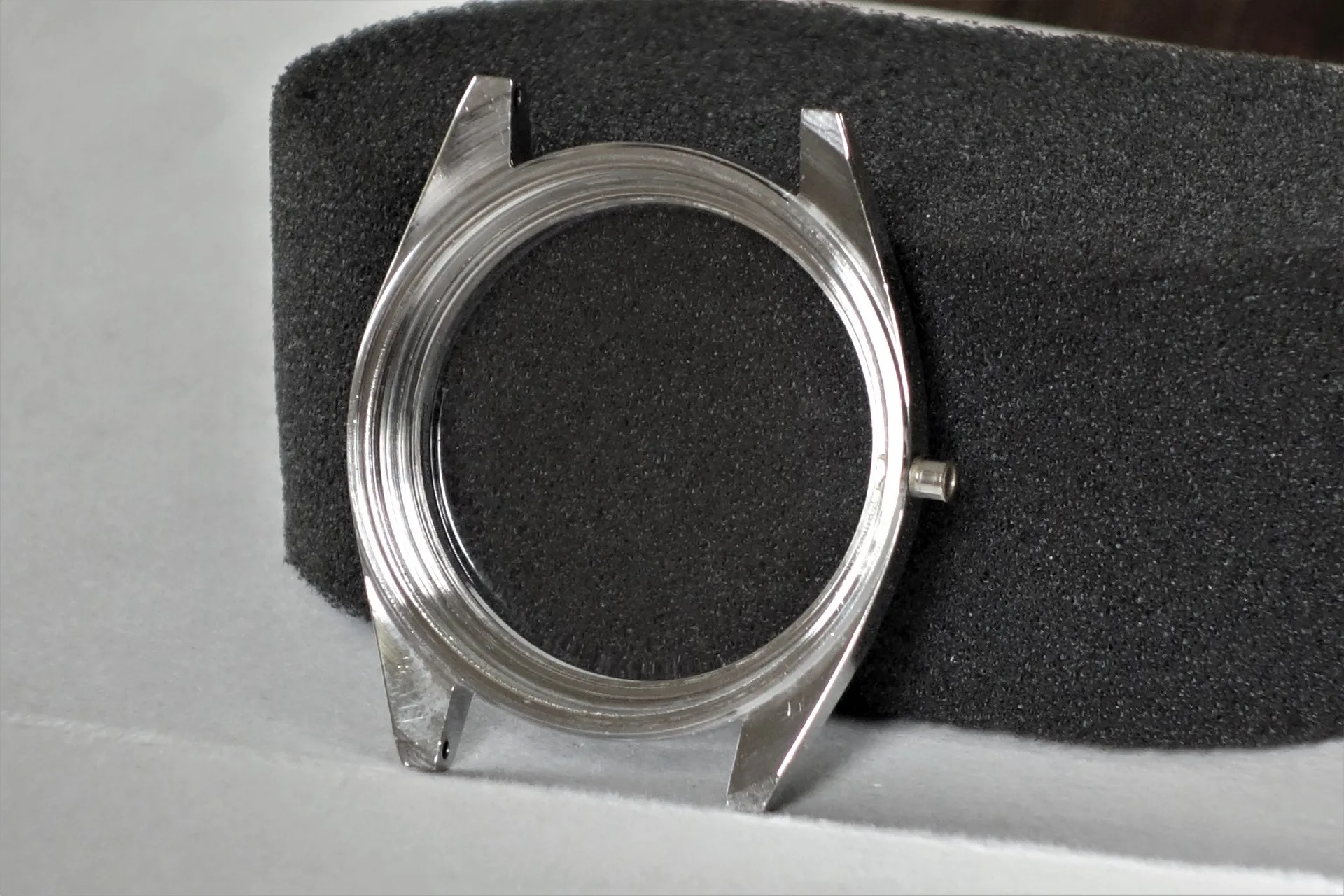 Uhrengehäuse silberfarben Rundes Uhrengehäuse in silberner Farbe ohne Uhrwerk und Glas.