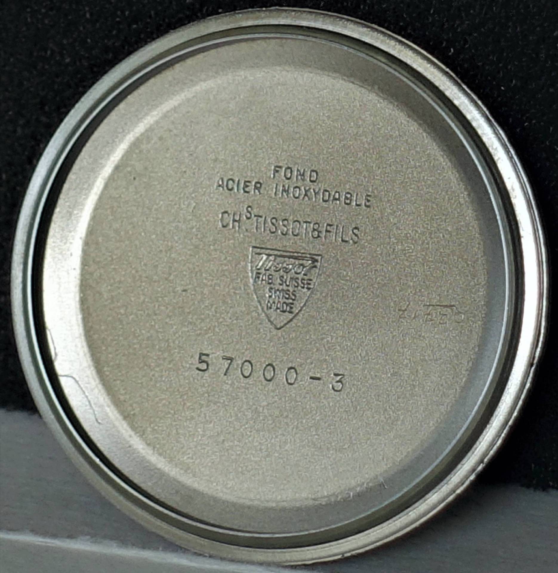 Runder silberfarbener Gehäuseboden für Tissot Armbanduhren mit Prägung und Modellnummer.