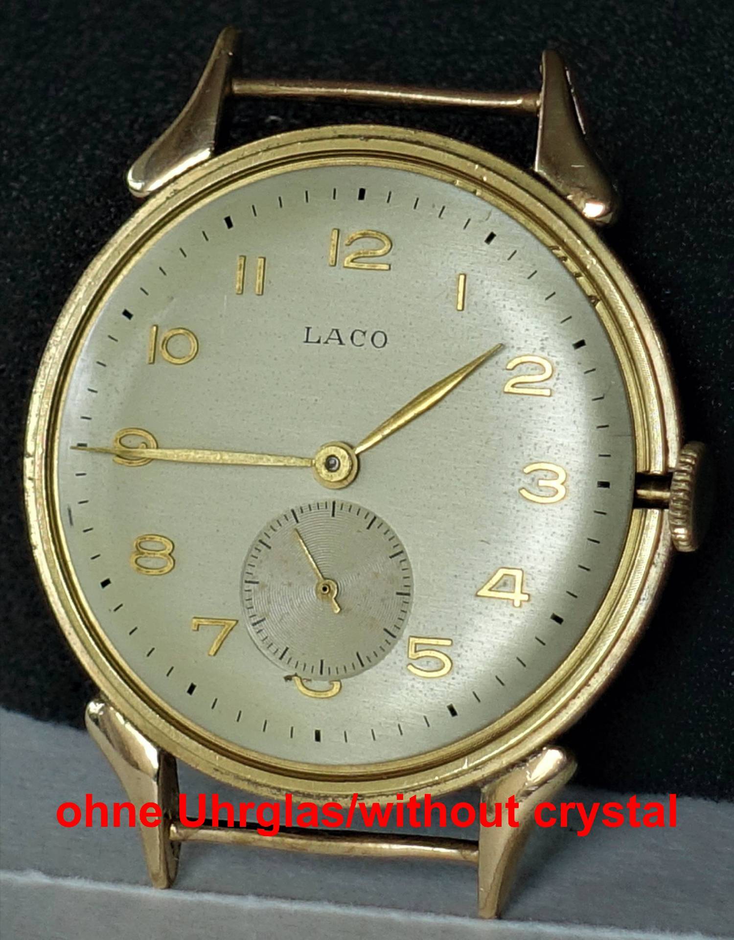 Goldfarbene Armbanduhr mit hellem Zifferblatt und kleiner Sekunde, ohne Uhrglas.