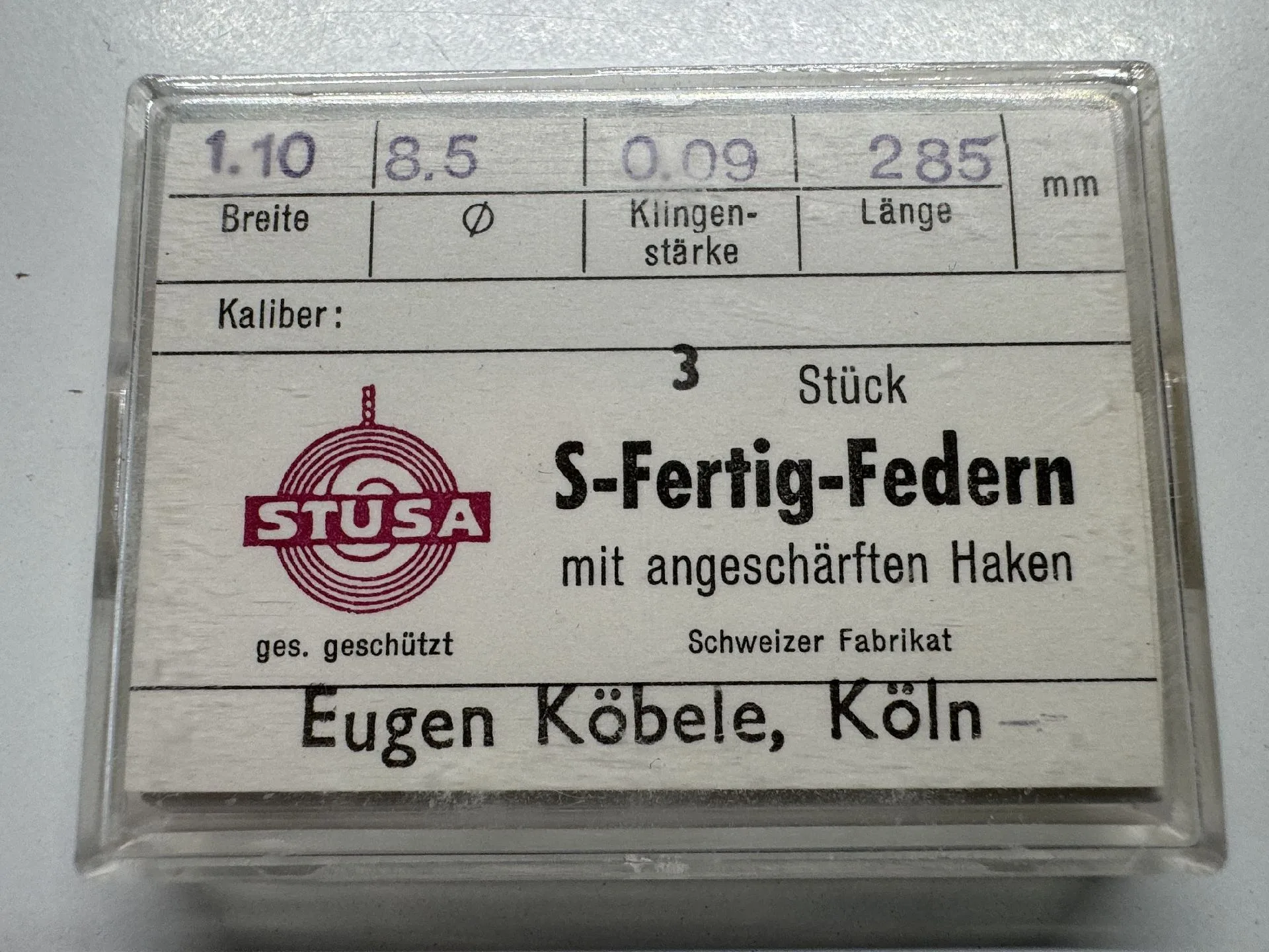 Verpackung mit drei Uhr-Fertigfedern mit angeschärften Haken für Uhrwerke.