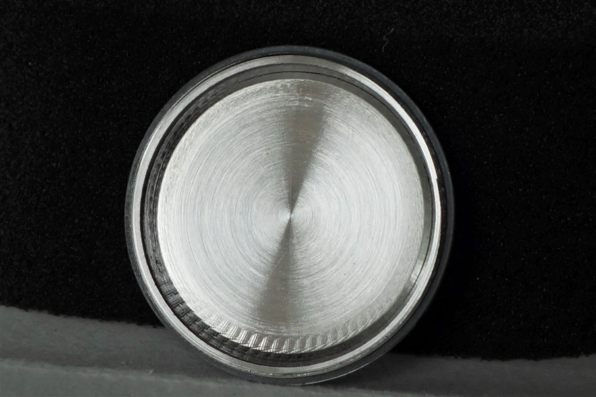 Uhrenboden silberfarben Runder silberfarbener Uhrenboden mit gebürsteter Oberfläche.