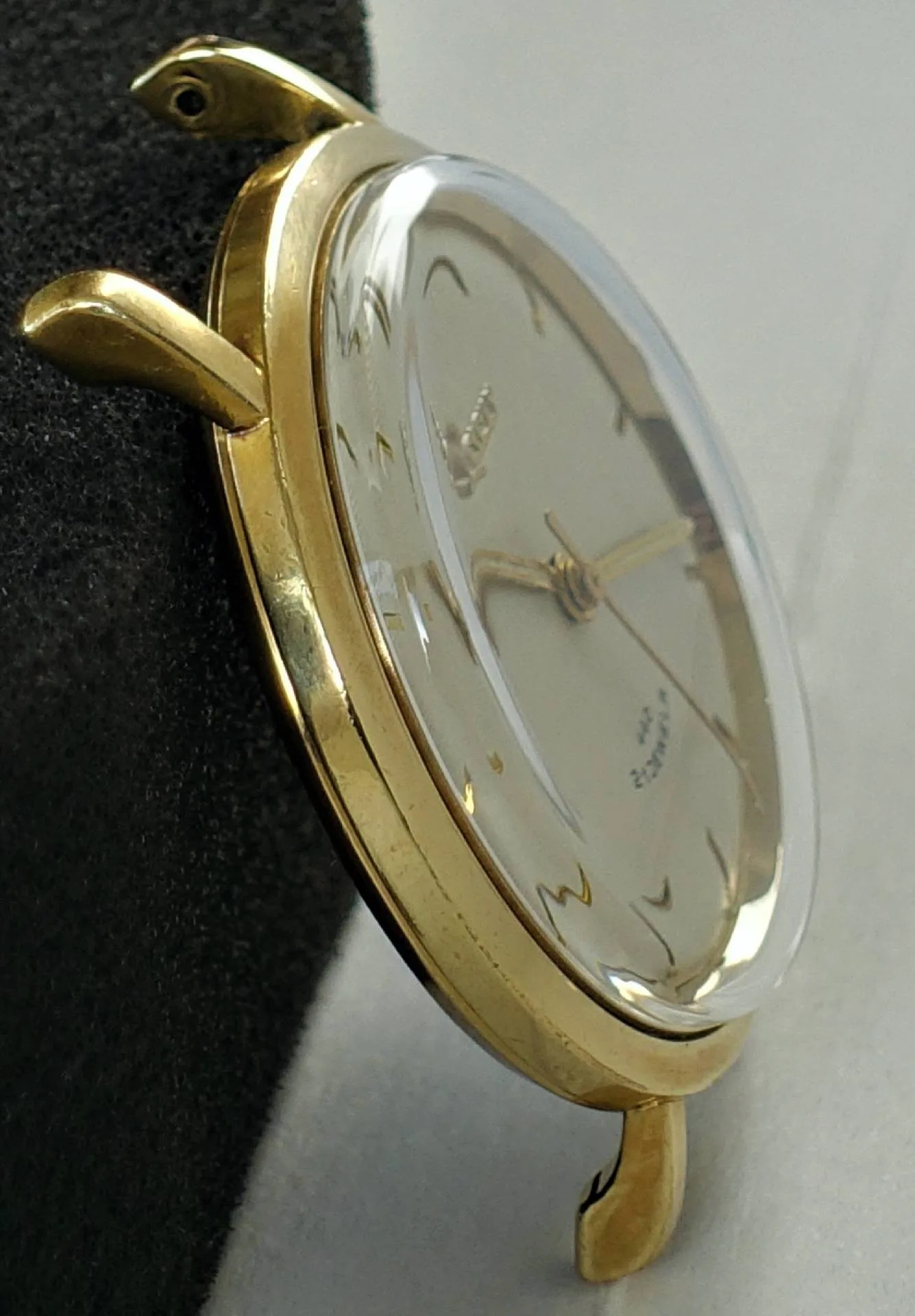 Uhrgehäuse goldfarben Rundes Uhrgehäuse in goldfarbener Optik mit montiertem Glas und Zeigern.