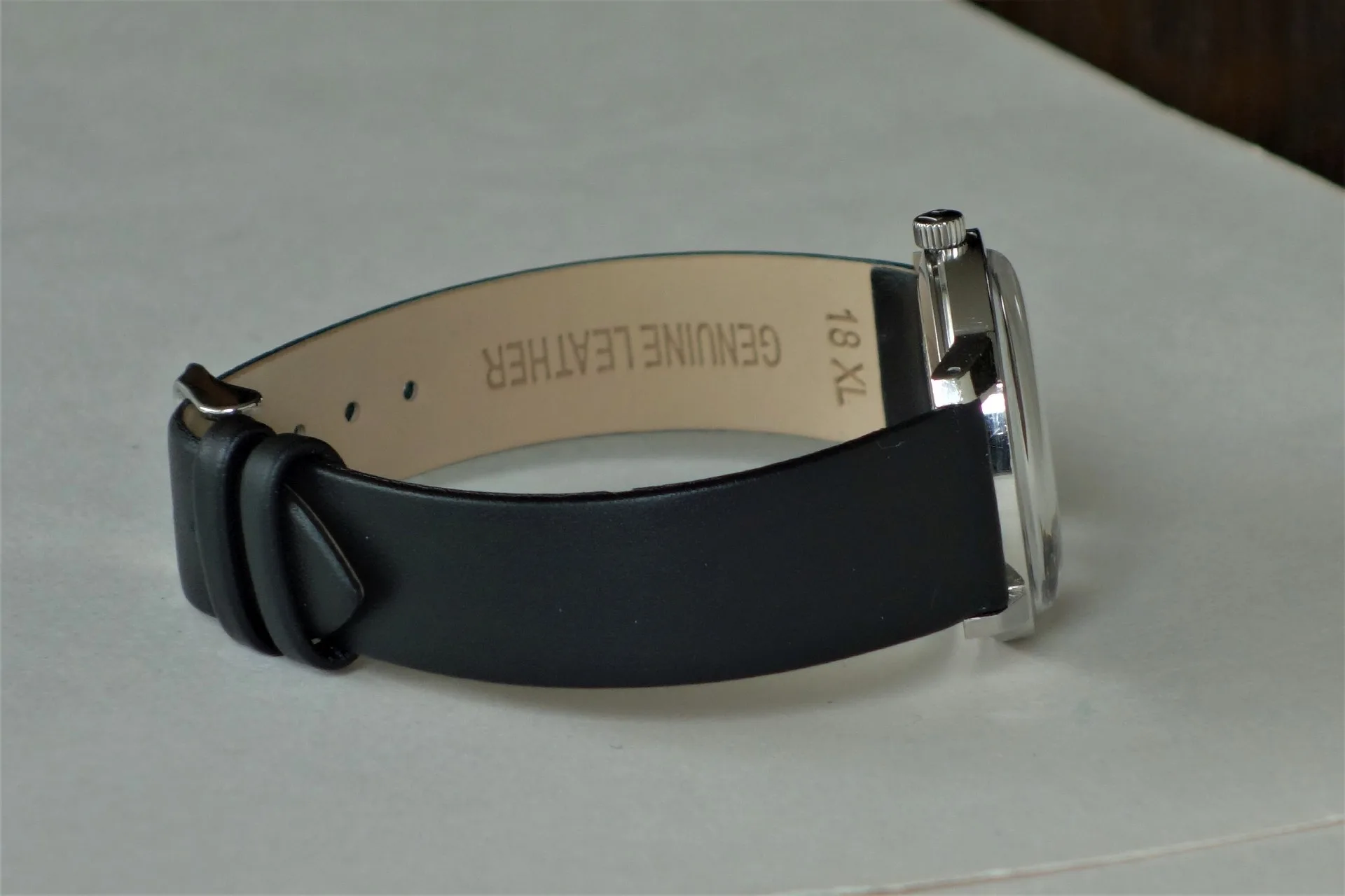Lederarmband schwarz Schwarzes Lederarmband für Uhren mit silberfarbener Schließe.