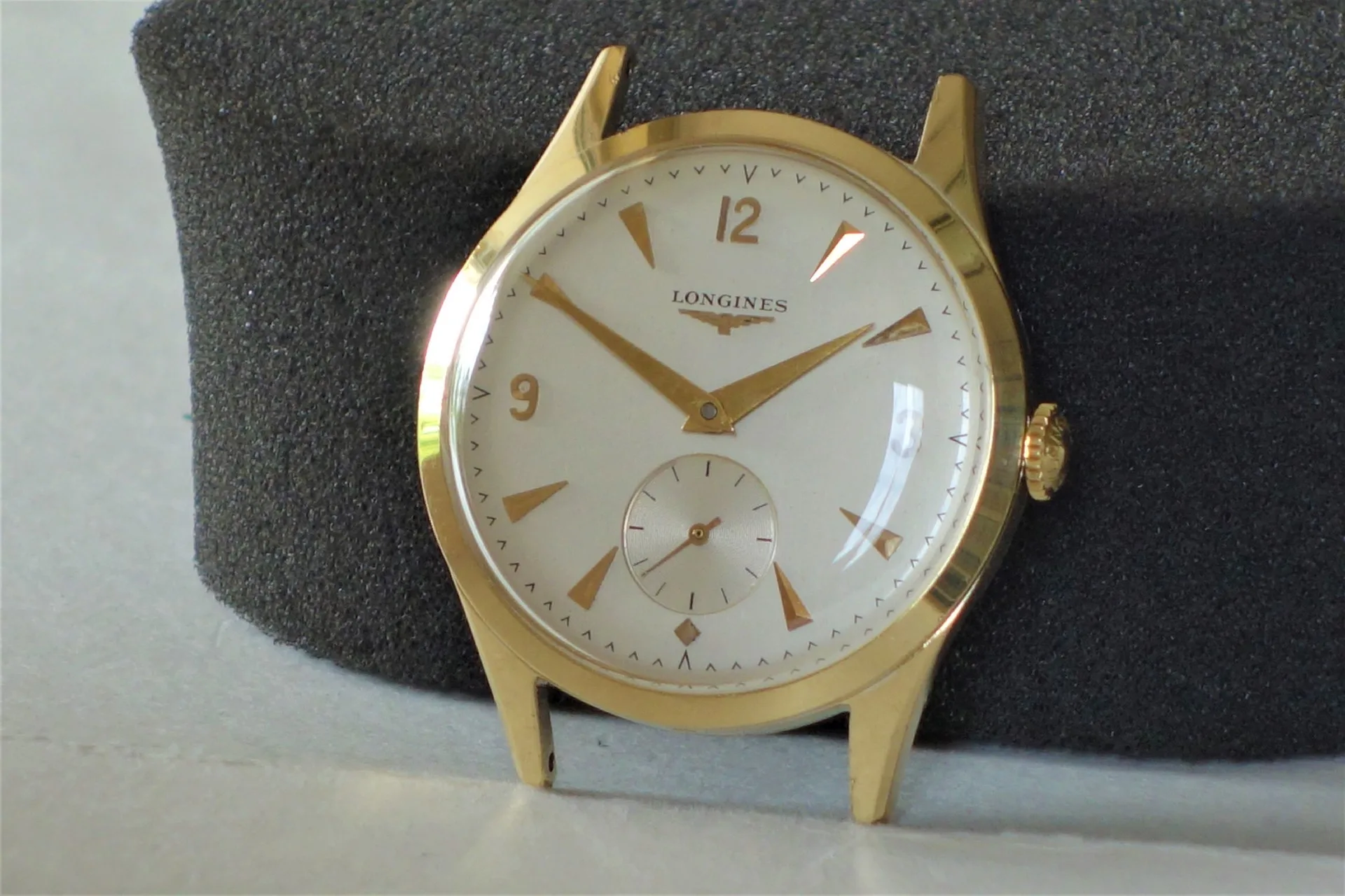 Uhrgehäuse goldfarben Rundes Uhrgehäuse in goldfarbener Optik mit weißem Zifferblatt und goldfarbenen Zeigern.