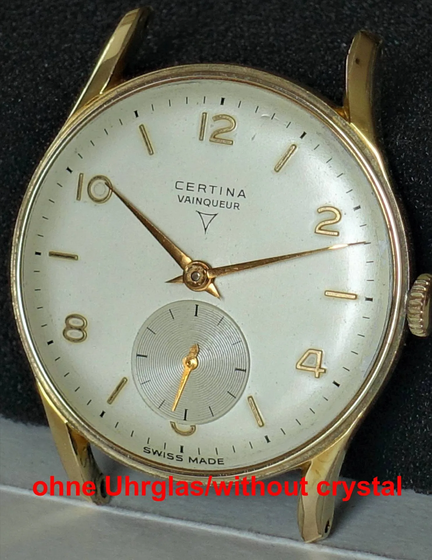 Certina Vainqueur Uhr Goldfarbene Armbanduhr mit weißem Zifferblatt und kleiner Sekunde, ohne Uhrglas.