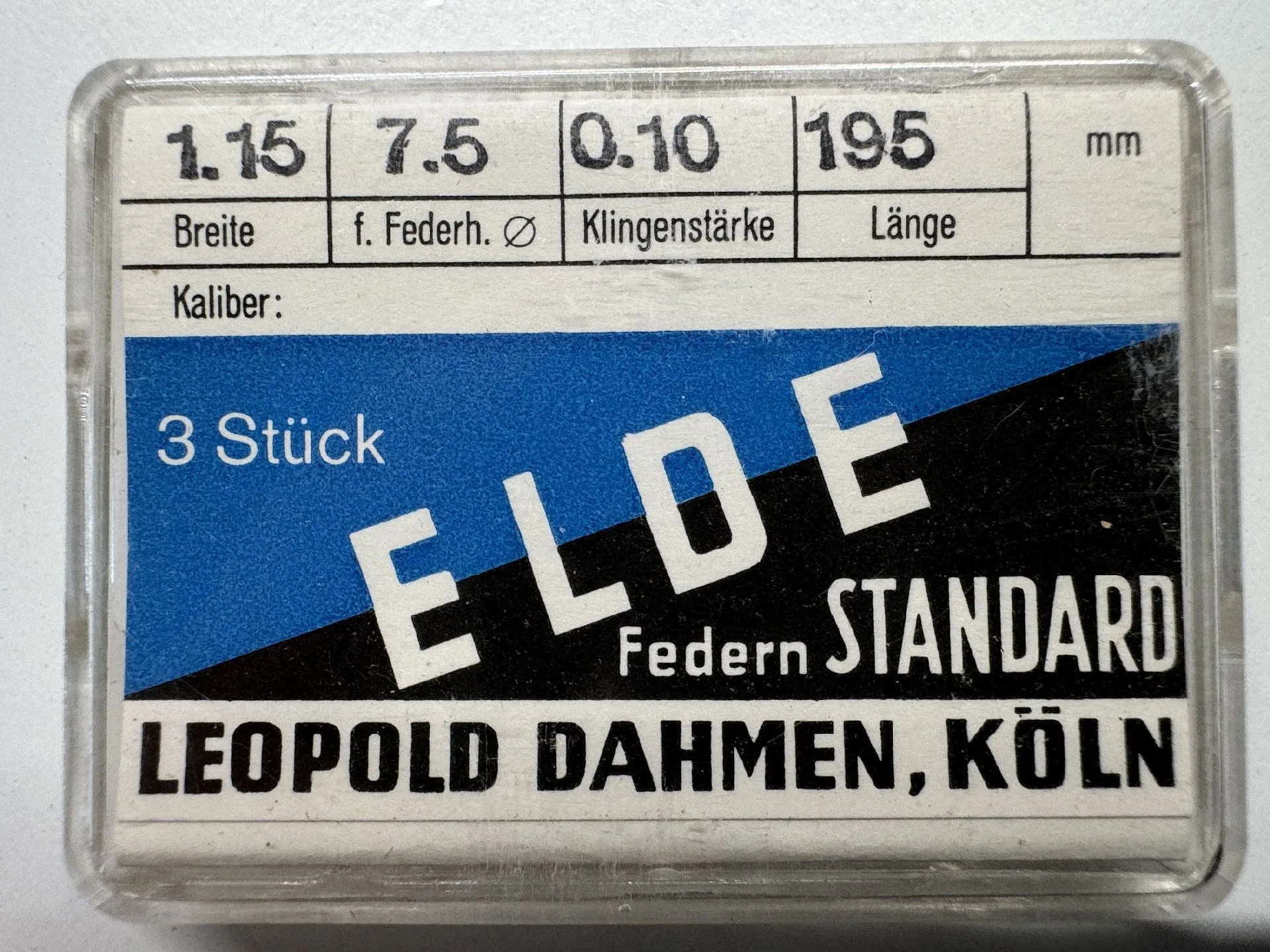 Verpackung mit drei Ersatz-Federn für Uhrwerke.