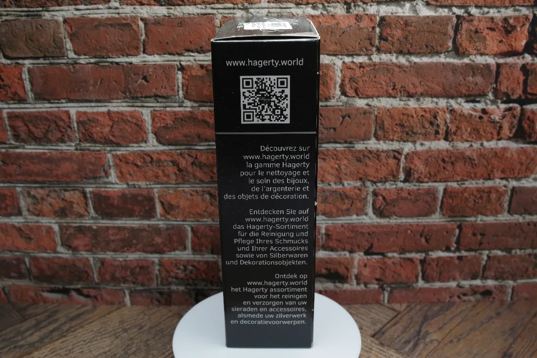 Schwarze Verpackung für Hagerty Reinigungsmittel zur Pflege von Schmuck und Silberwaren.