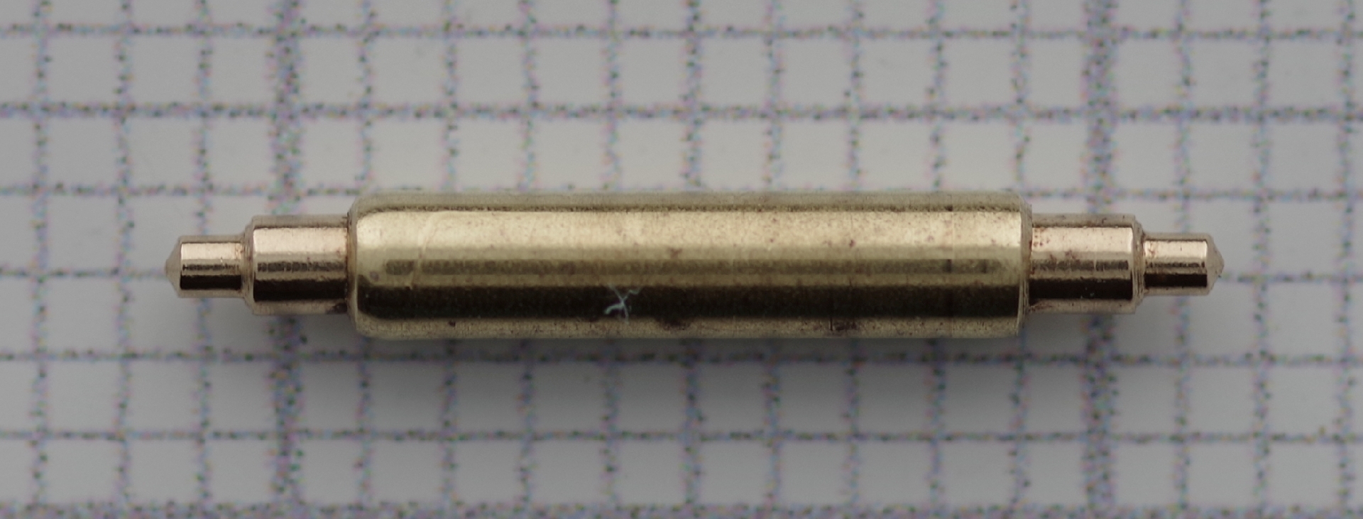 Metallener Federsteg für Uhrenarmbänder, etwa 20 Millimeter lang.