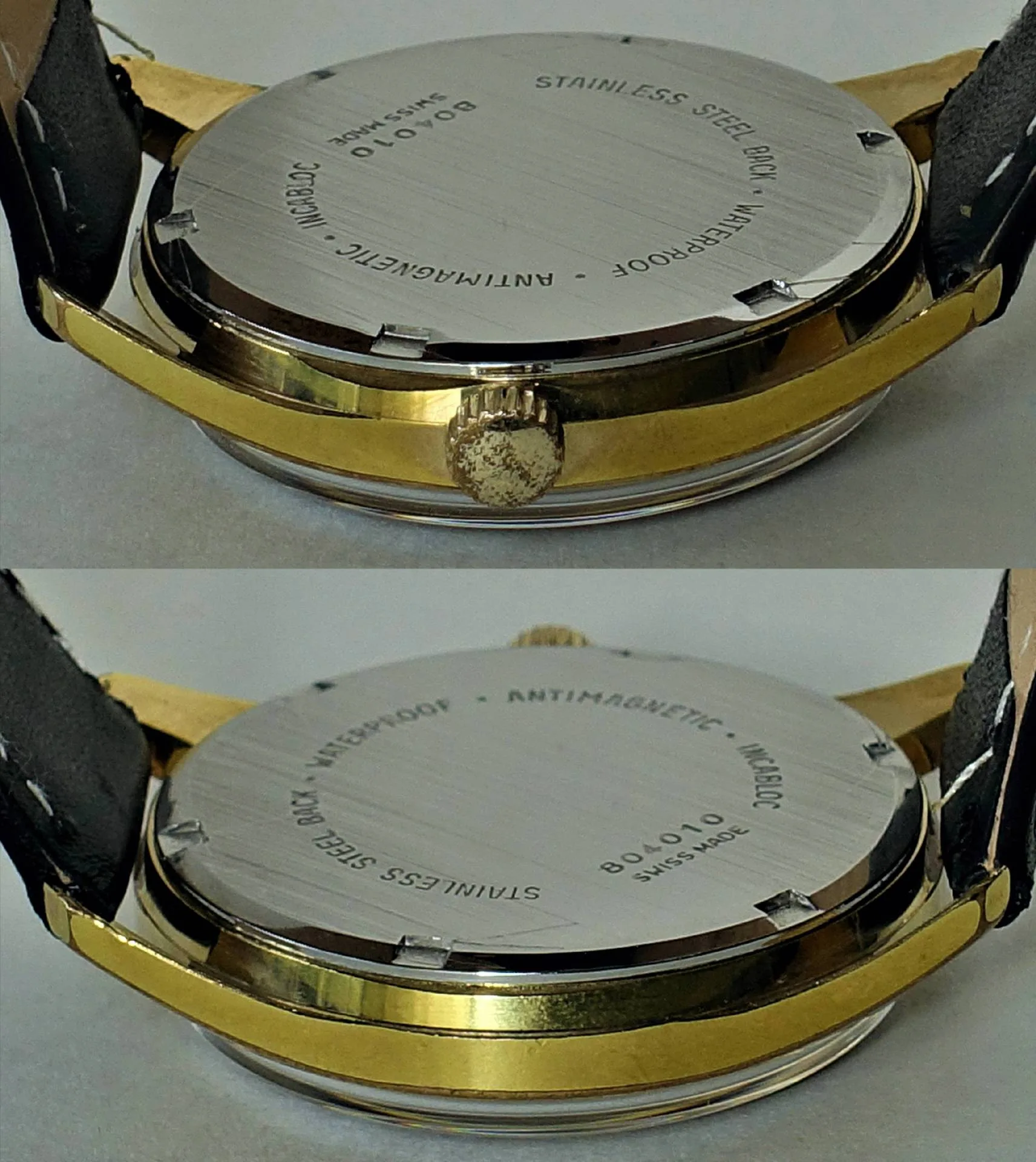 Runder silberfarbener Edelstahlboden einer Armbanduhr mit Gravur und goldfarbenem Gehäuserand.