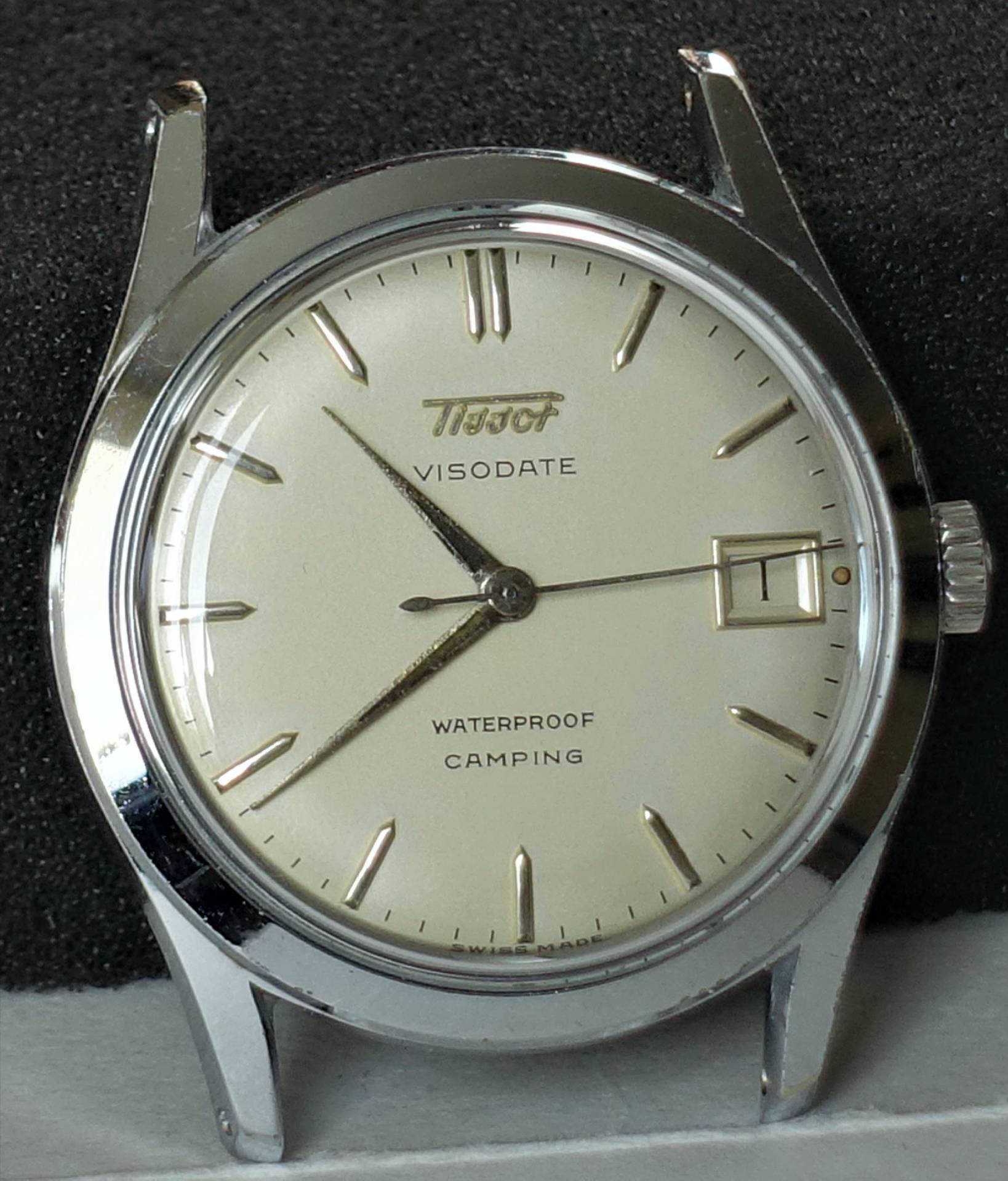 Silberfarbene Armbanduhr mit hellem Zifferblatt, Datumsanzeige und drei Zeigern.