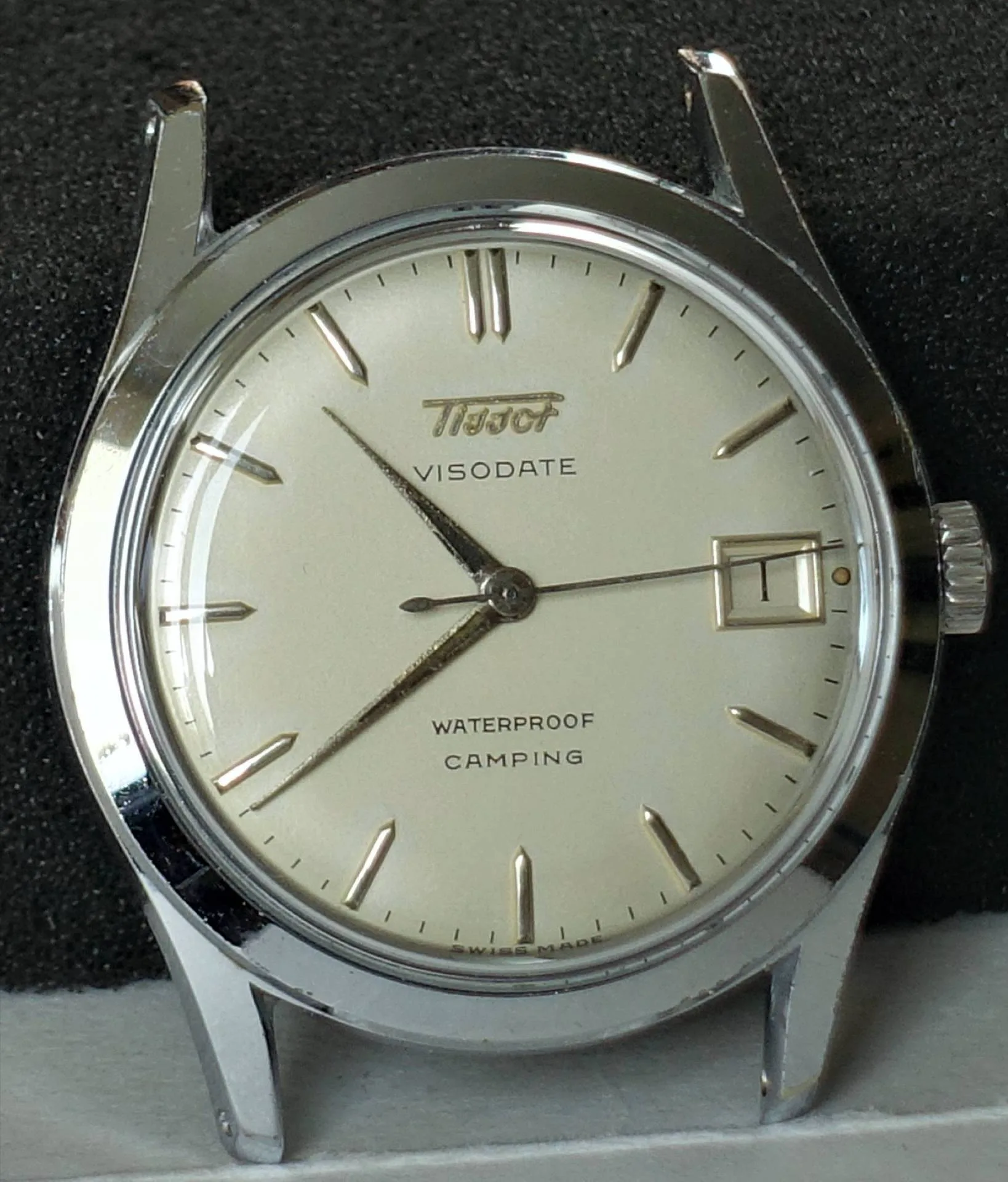 Silberfarbene Armbanduhr mit hellem Zifferblatt, Datumsanzeige und drei Zeigern.