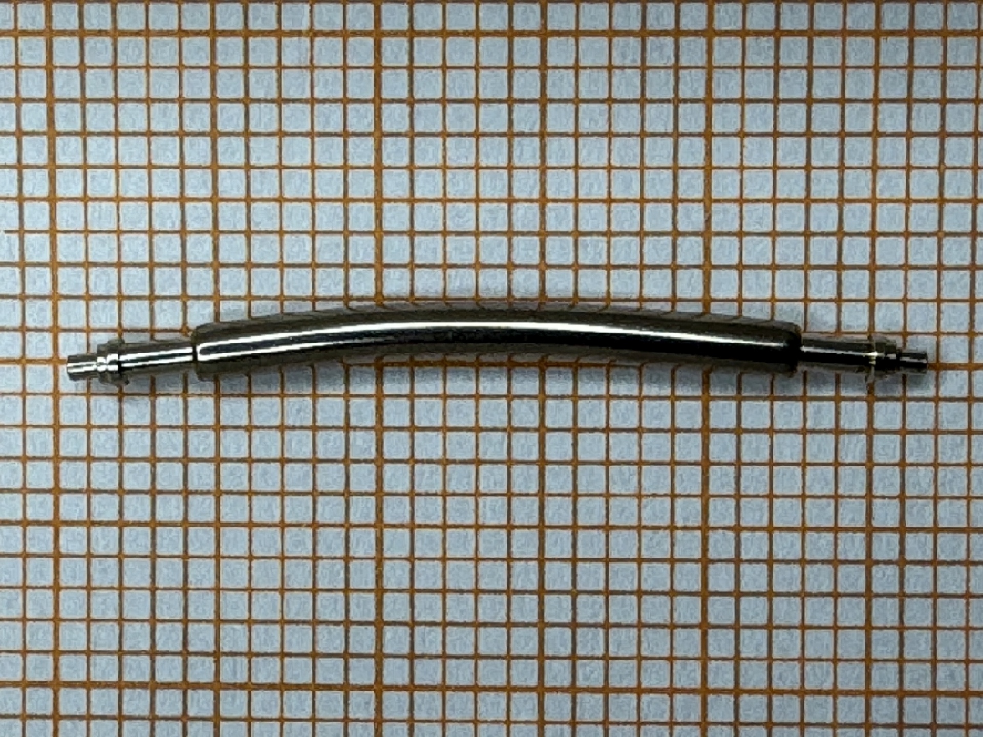 Gebogener Federsteg aus Metall für Uhrenarmbänder.