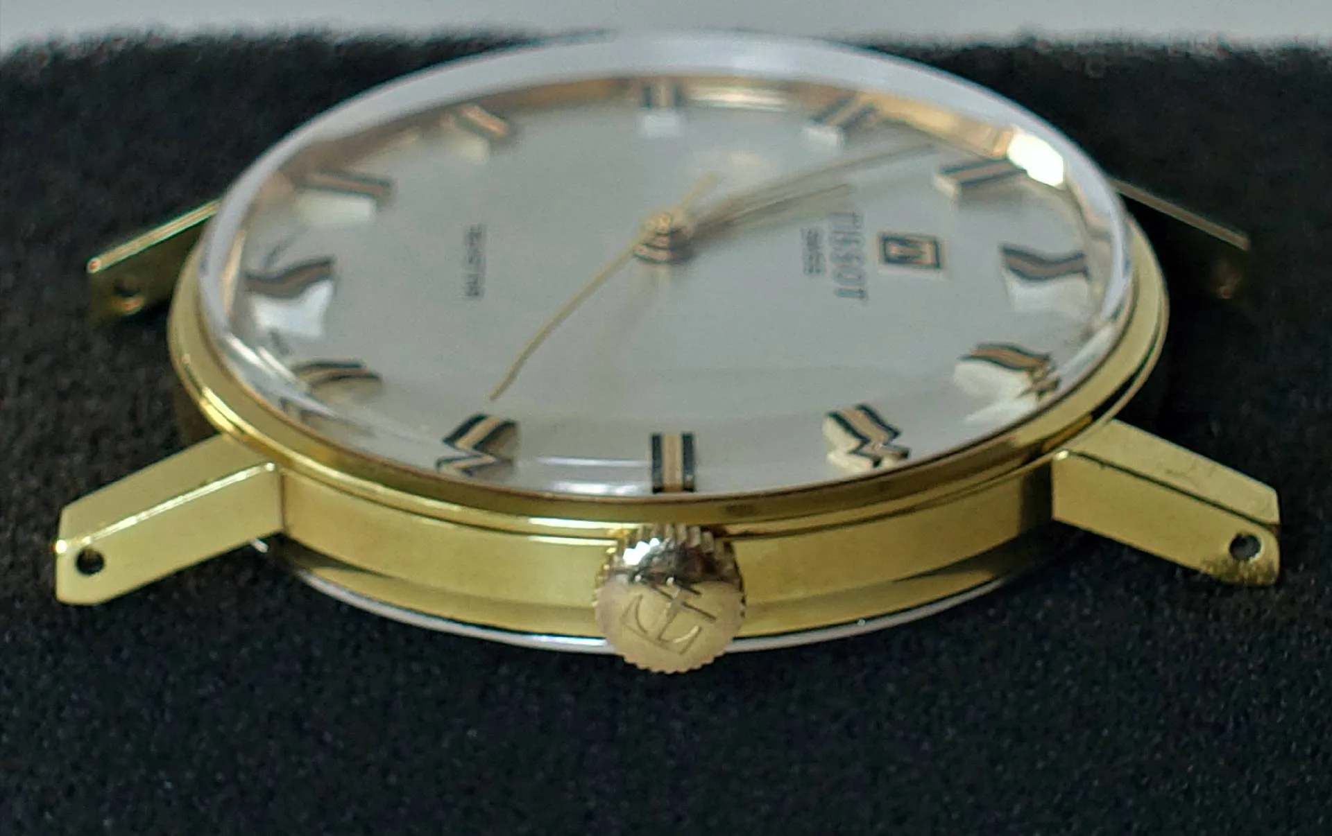 Armbanduhr goldfarben Goldfarbene Armbanduhr mit hellem Zifferblatt und aufgesetzten Indizes.
