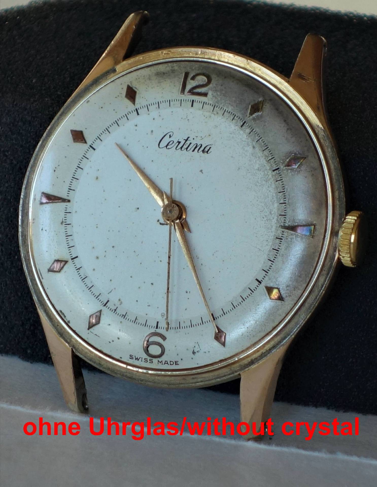 Goldfarbene Certina Armbanduhr ohne Uhrglas mit weißem Zifferblatt und goldfarbenen Zeigern.