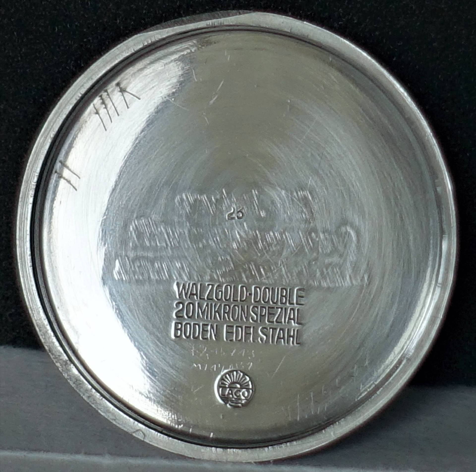 Silberfarbener Edelstahl-Uhrboden mit Gravur und Herstellerprägung.