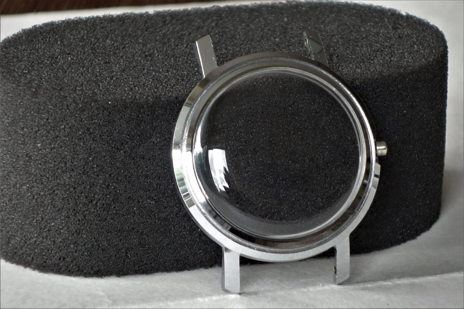 Gehäuse silberfarben Silberfarbenes Uhrgehäuse mit Glasabdeckung.