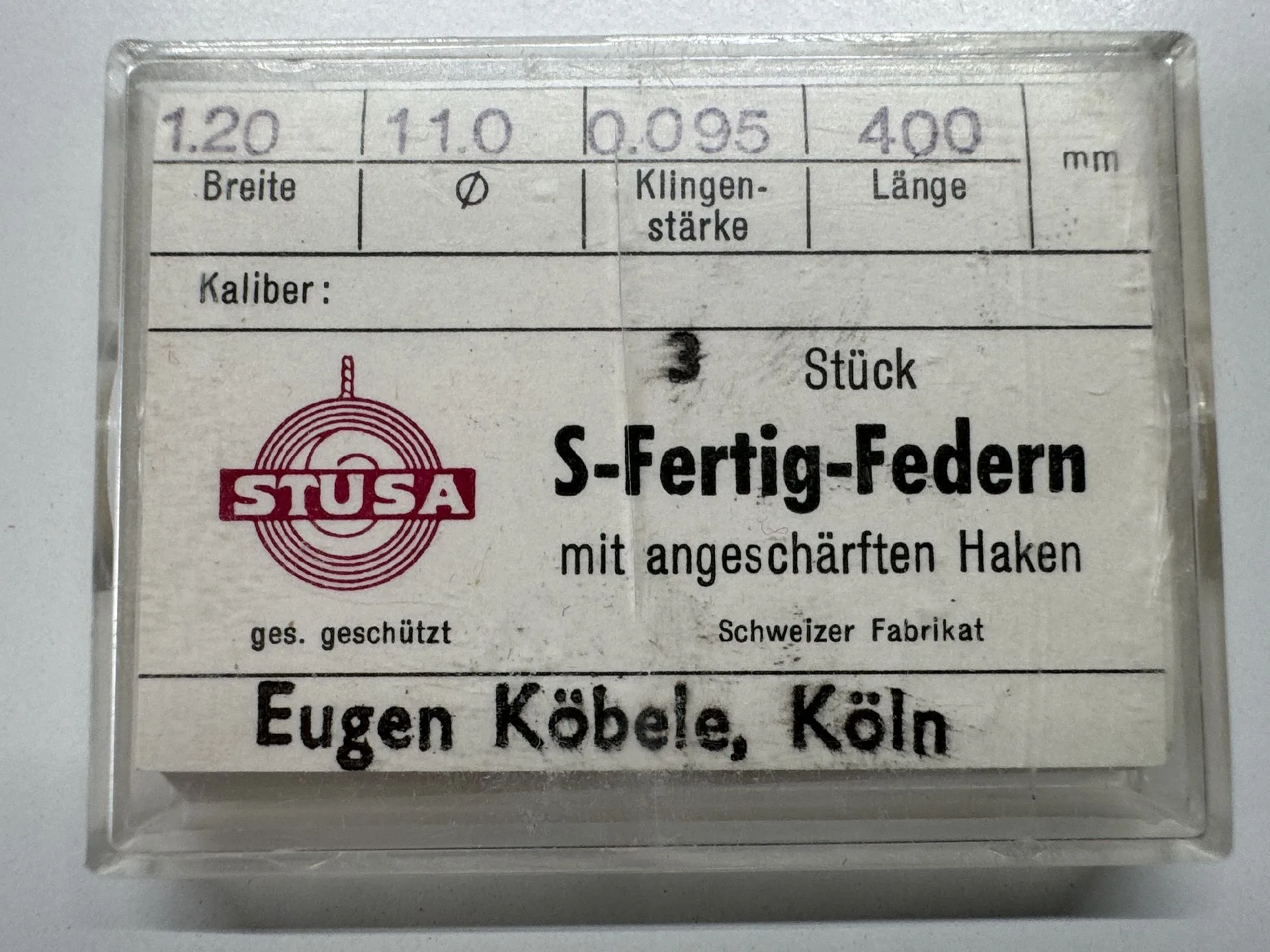 S-Fertig-Federn Uhrfeder Verpackung mit S-Fertig-Federn für Uhren mit angeschärften Haken.