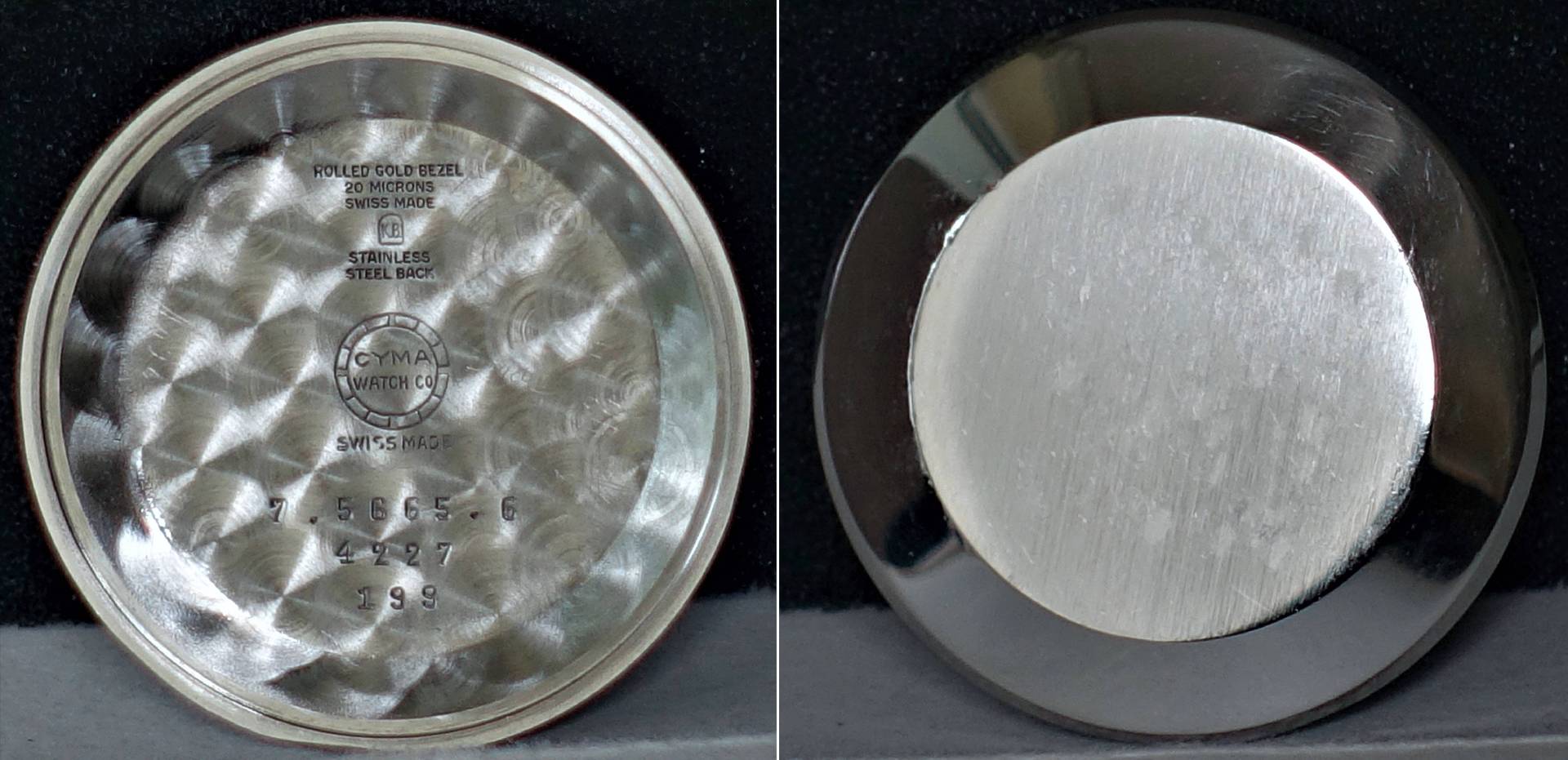 Runder silberfarbener Uhrenboden aus Metall mit Prägung und Gravur der Marke Cyma auf der Innenseite.