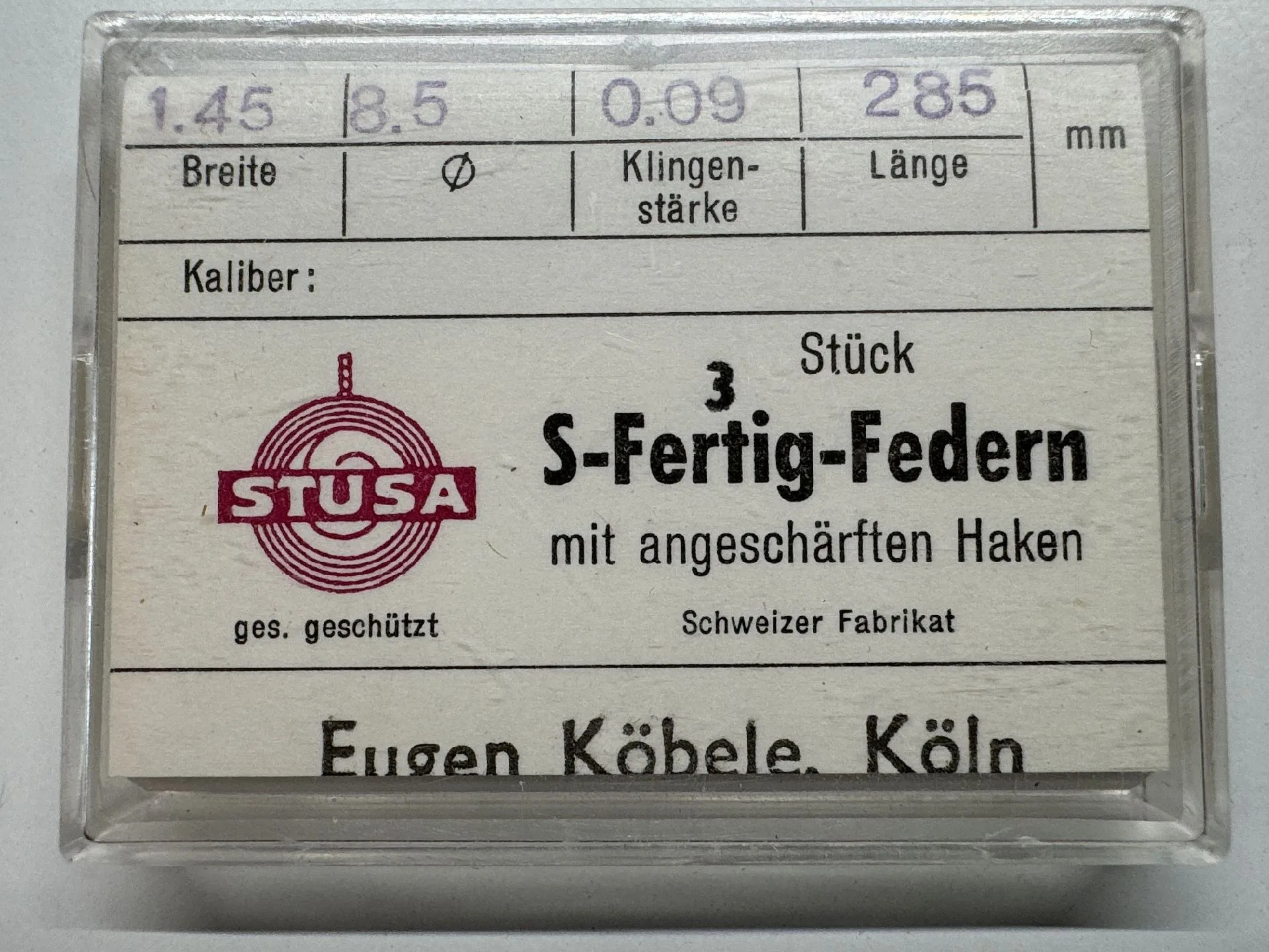 S-Fertig-Federn Set Verpackung mit drei S-Fertig-Federn für Uhren mit angeschärften Haken.