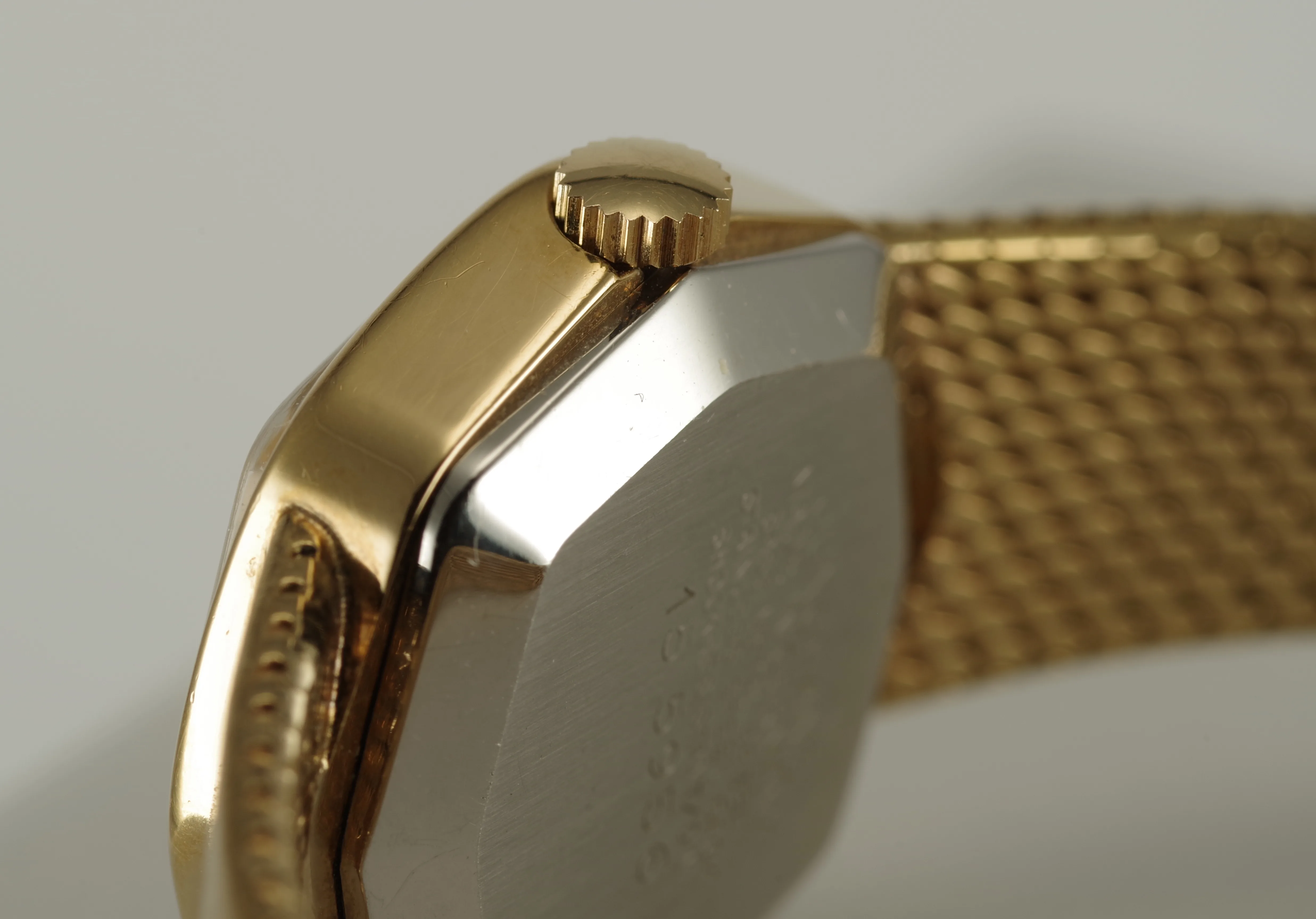 Junghans formschöne Damen Quarz-Armbanduhr goldfarbenes Gehäuse Metallarmband Junghans formschöne Damen Quarz-Armbanduhr goldfarbenes Gehäuse Metallarmband