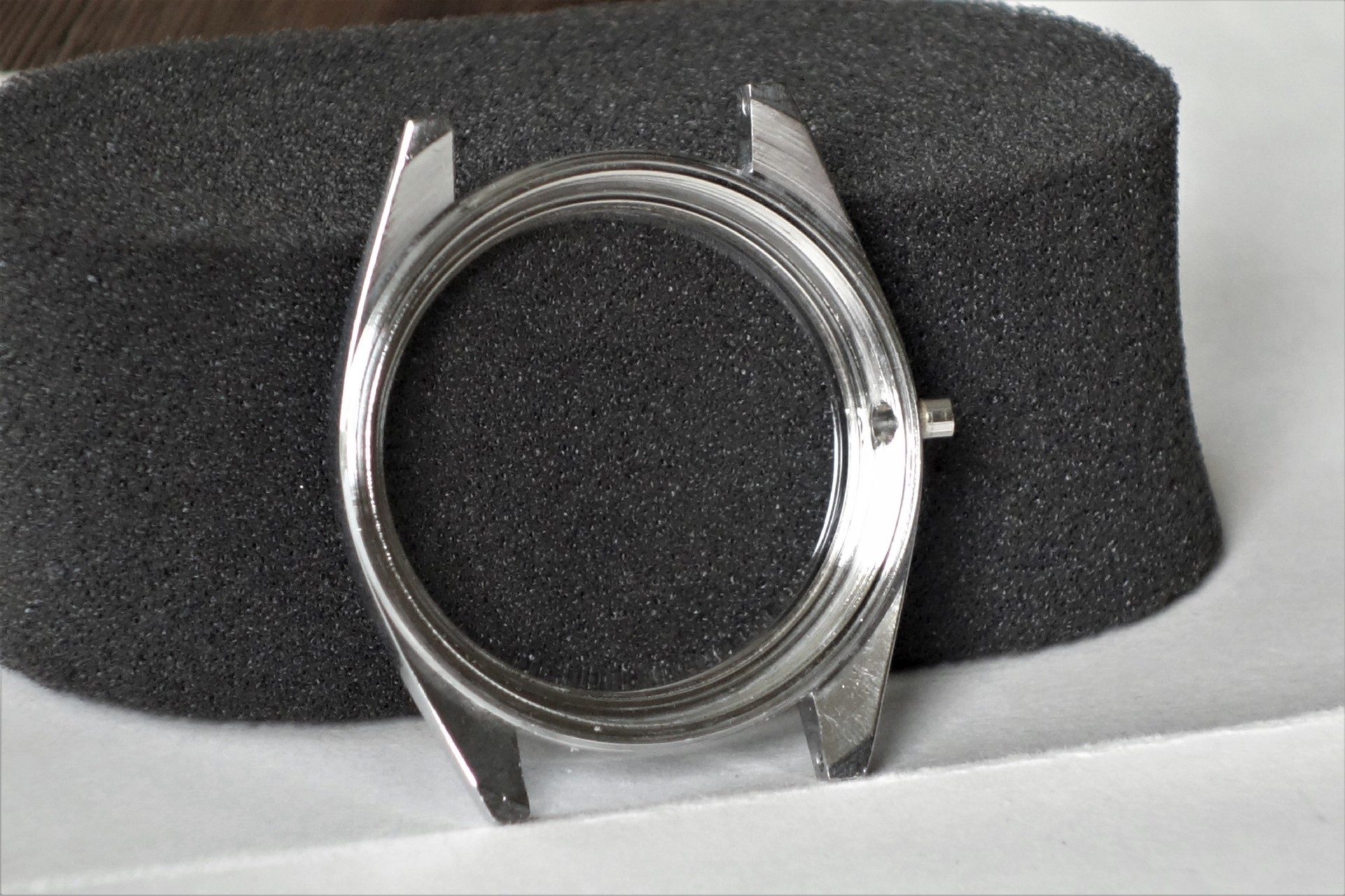 Silberfarbenes Uhrengehäuse ohne Uhrwerk und Armband.