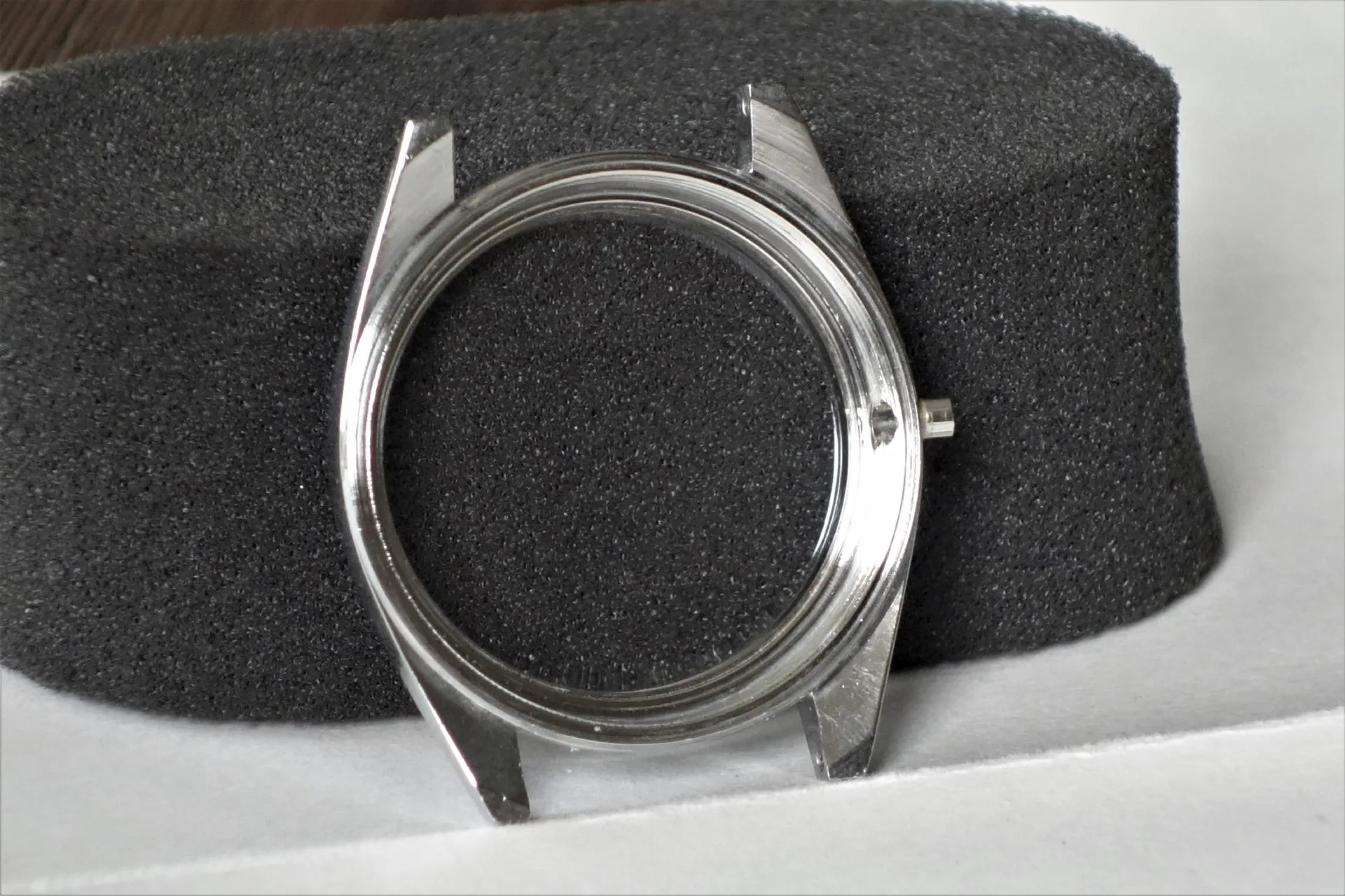 Silberfarbenes Uhrengehäuse ohne Uhrwerk und Armband.
