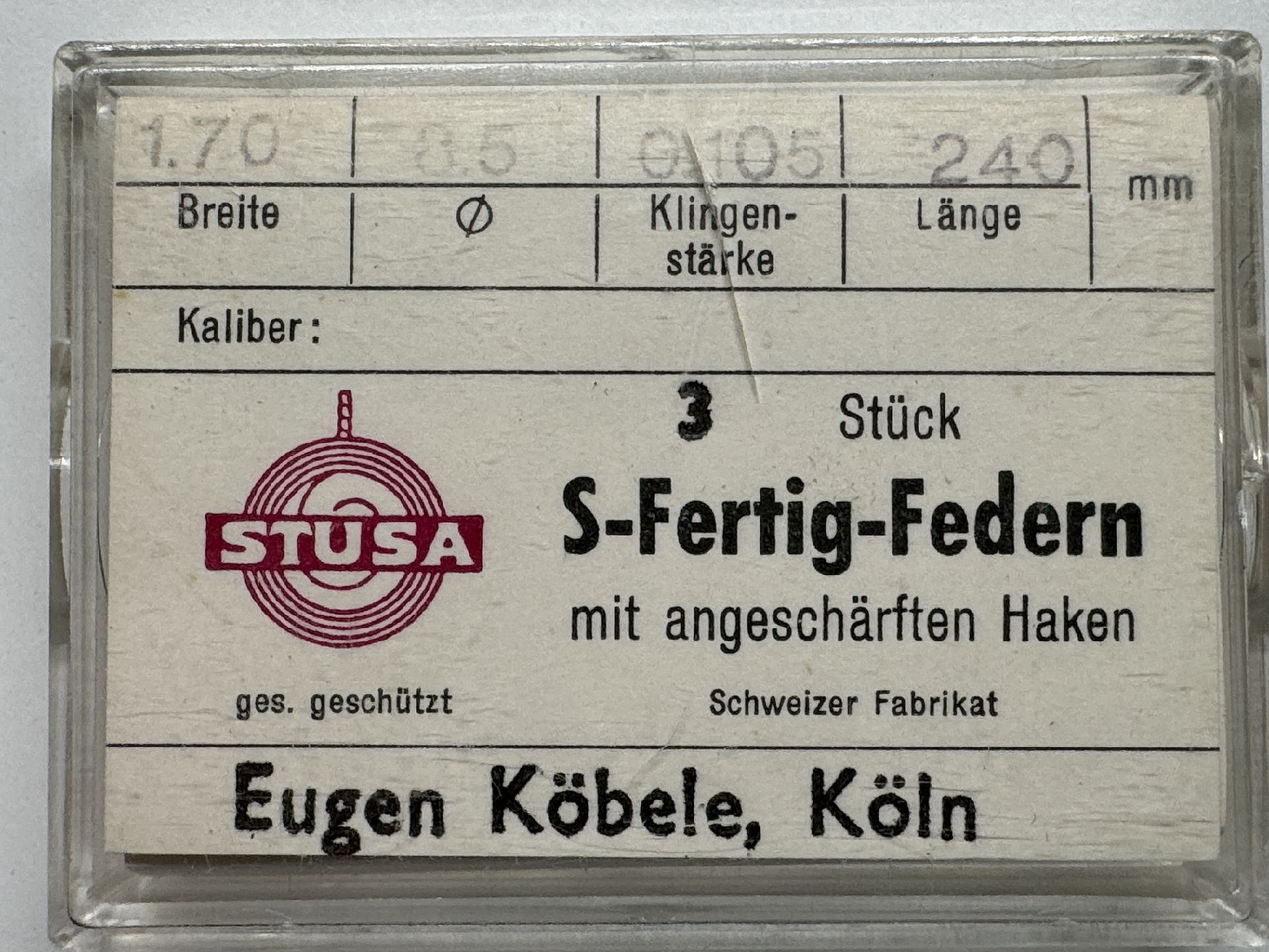 Verpackung mit drei S-Fertig-Federn für Uhren mit angeschärften Haken.